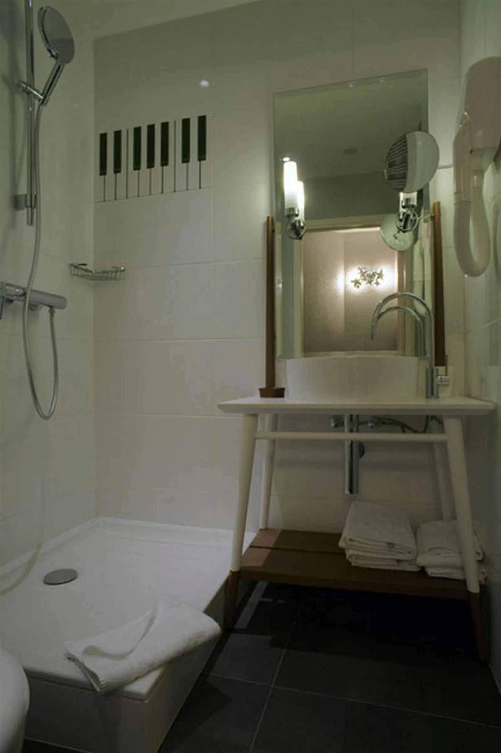 Bathroom in Hôtel du Triangle d'Or