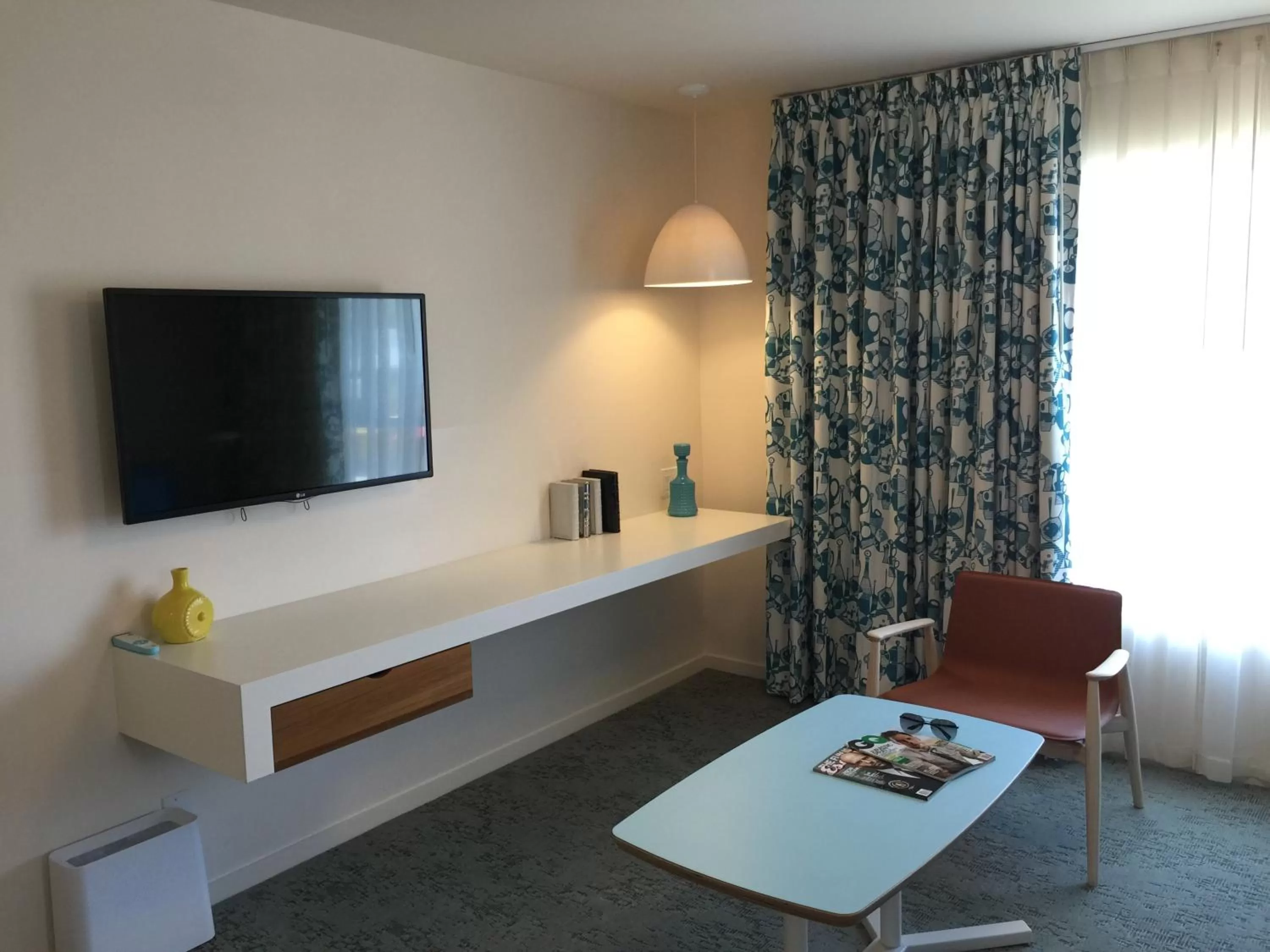 Day in The Beverly Laurel Hotel at West Hollywood