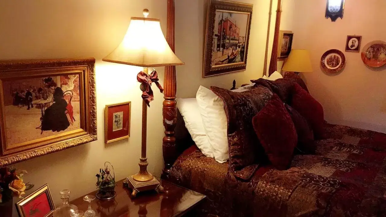 Queen Room in The Stone Hedge Bed and Breakfast Queen Room in The Stone Hedge Bed and Breakfast