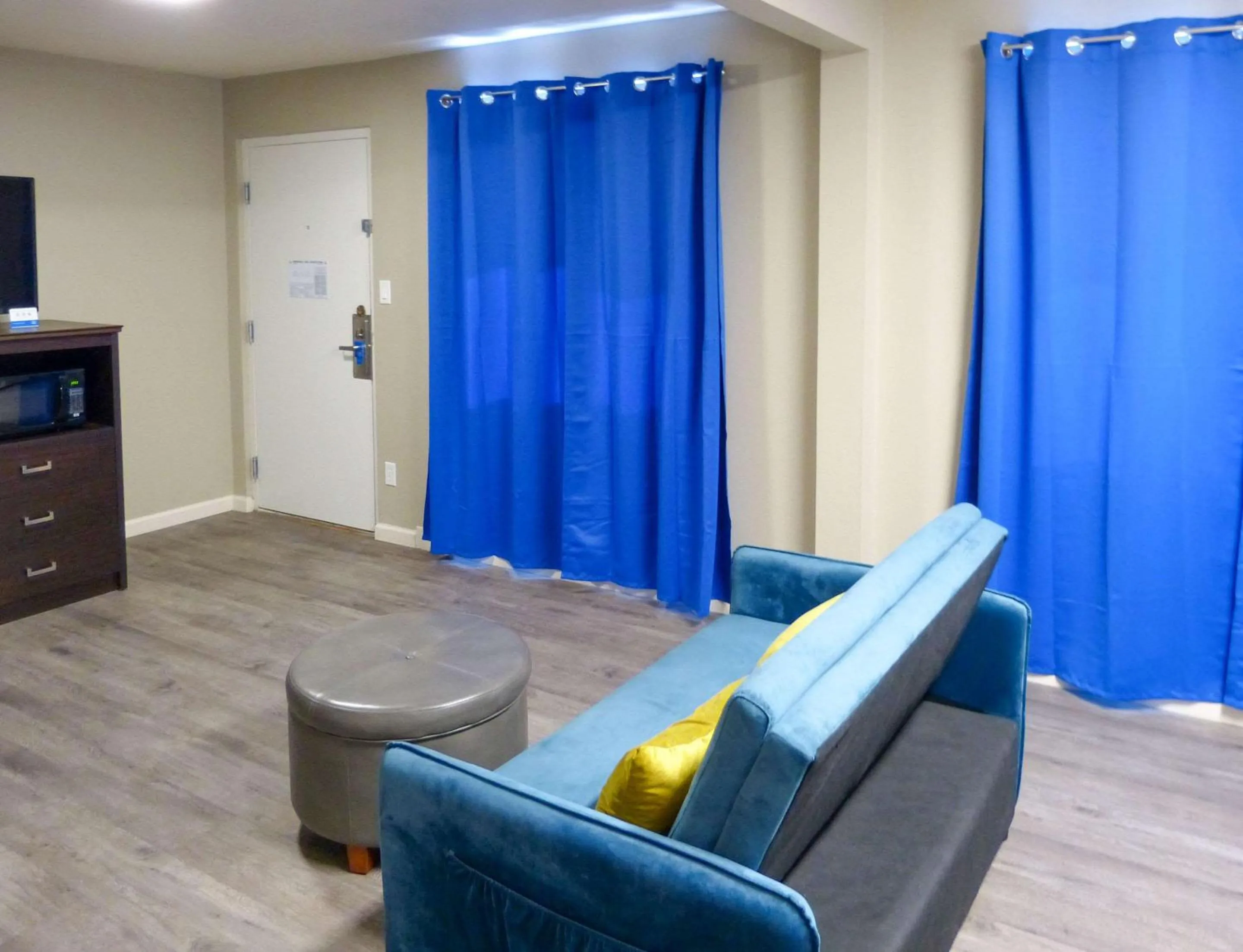 Bedroom in Rodeway Inn & Suites Ontario