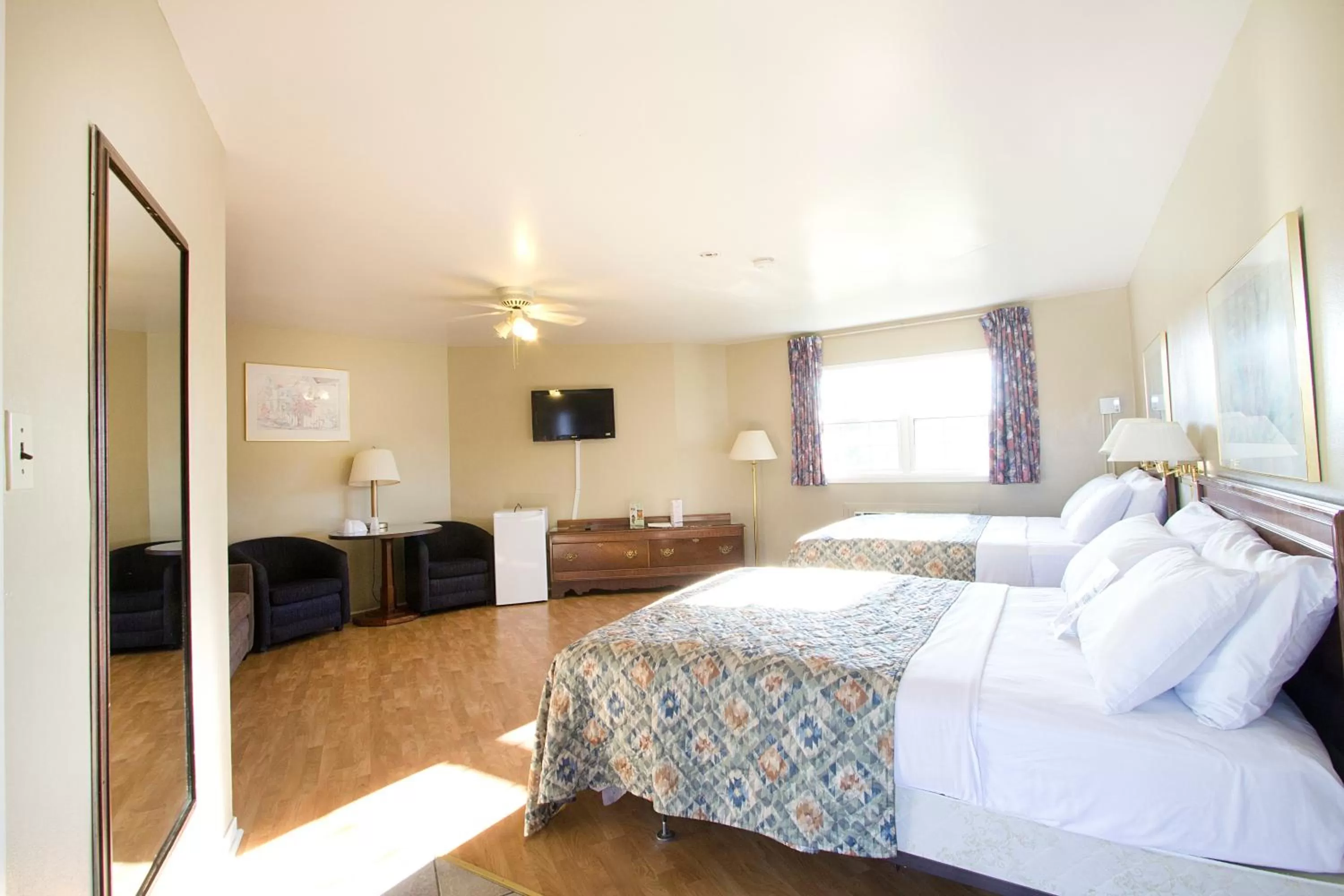 Photo of the whole room, Bed in Homeward Inns of Canada