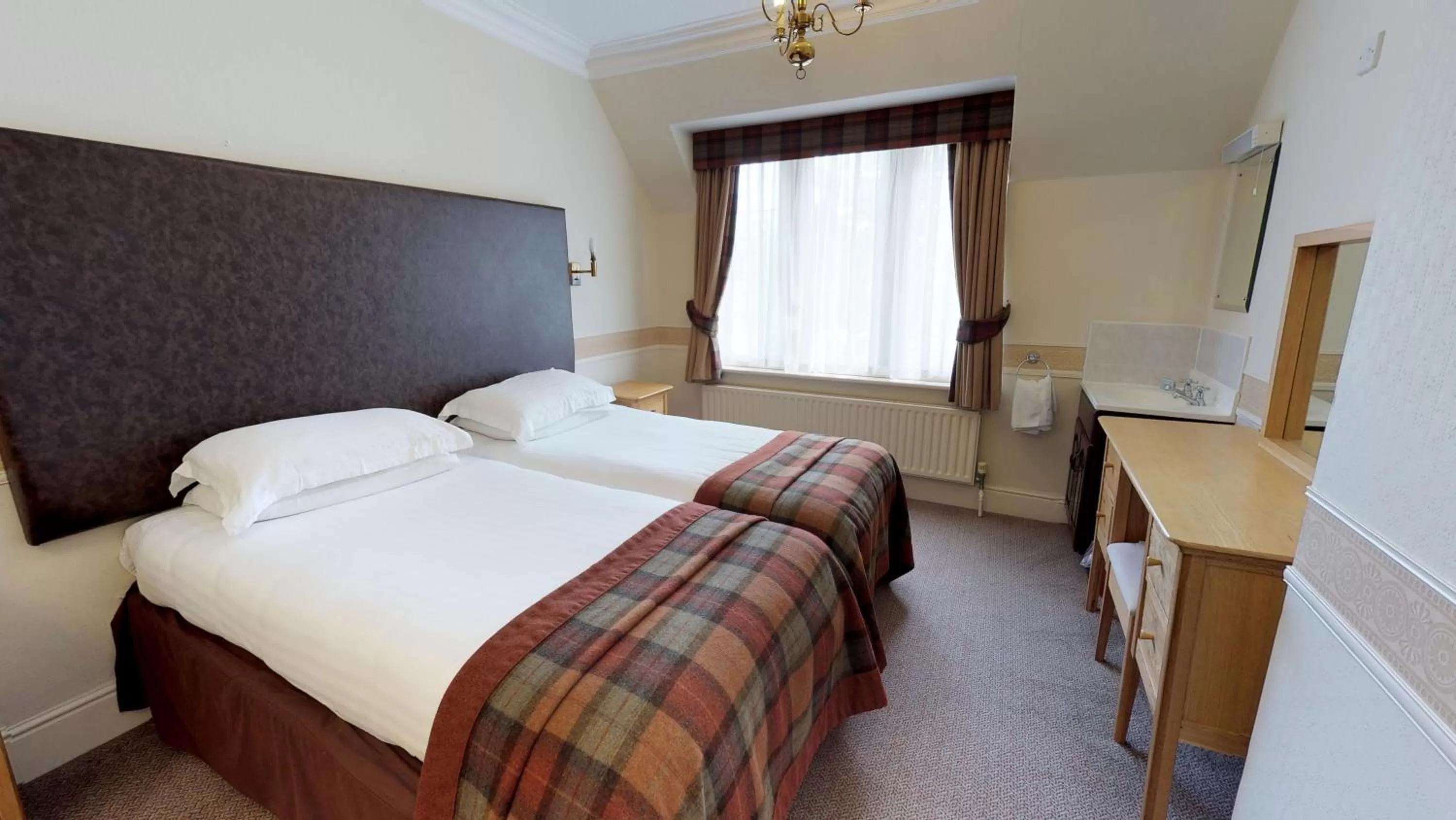 Bedroom, Bed in Macdonald Elmers Court Resort