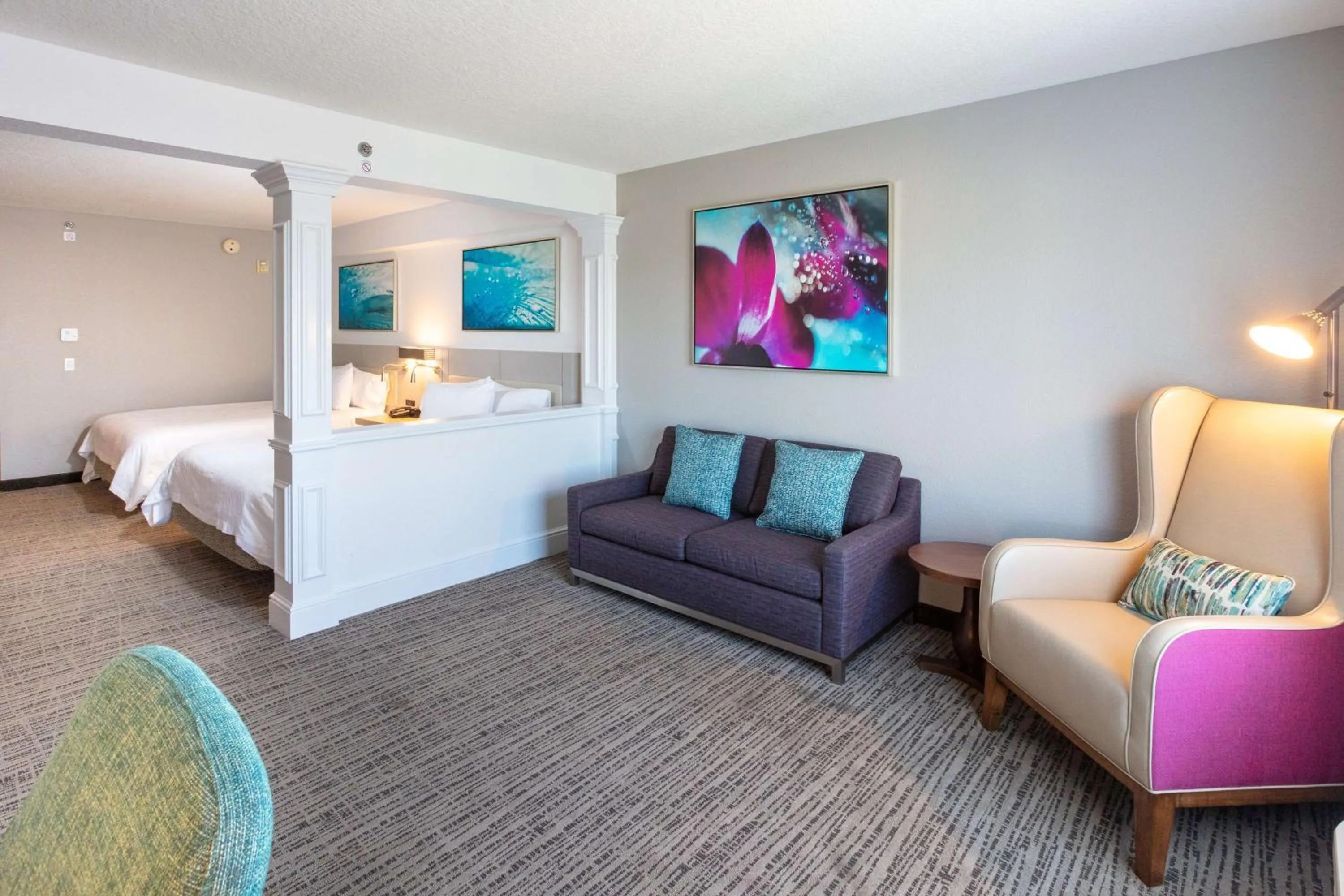 Living room, Bed in Hilton Garden Inn Daytona Beach Airport