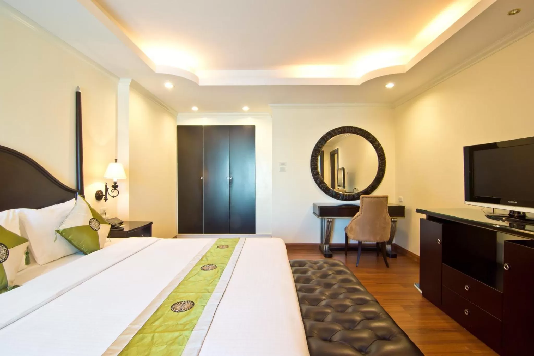 Bedroom, Bed in LK Royal Suite