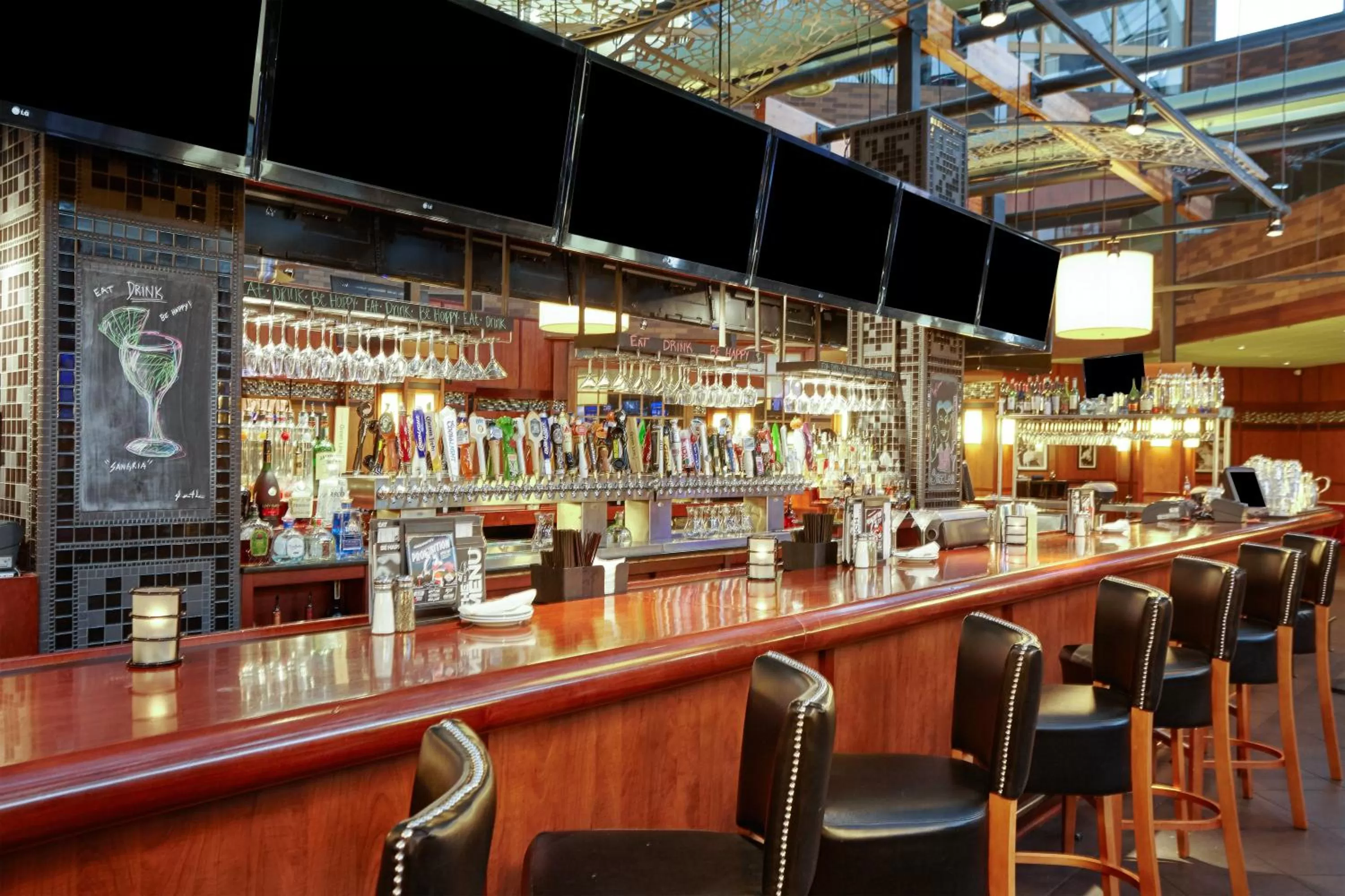 Lounge or bar in Holiday Inn Chicago Matteson Conference Center by IHG