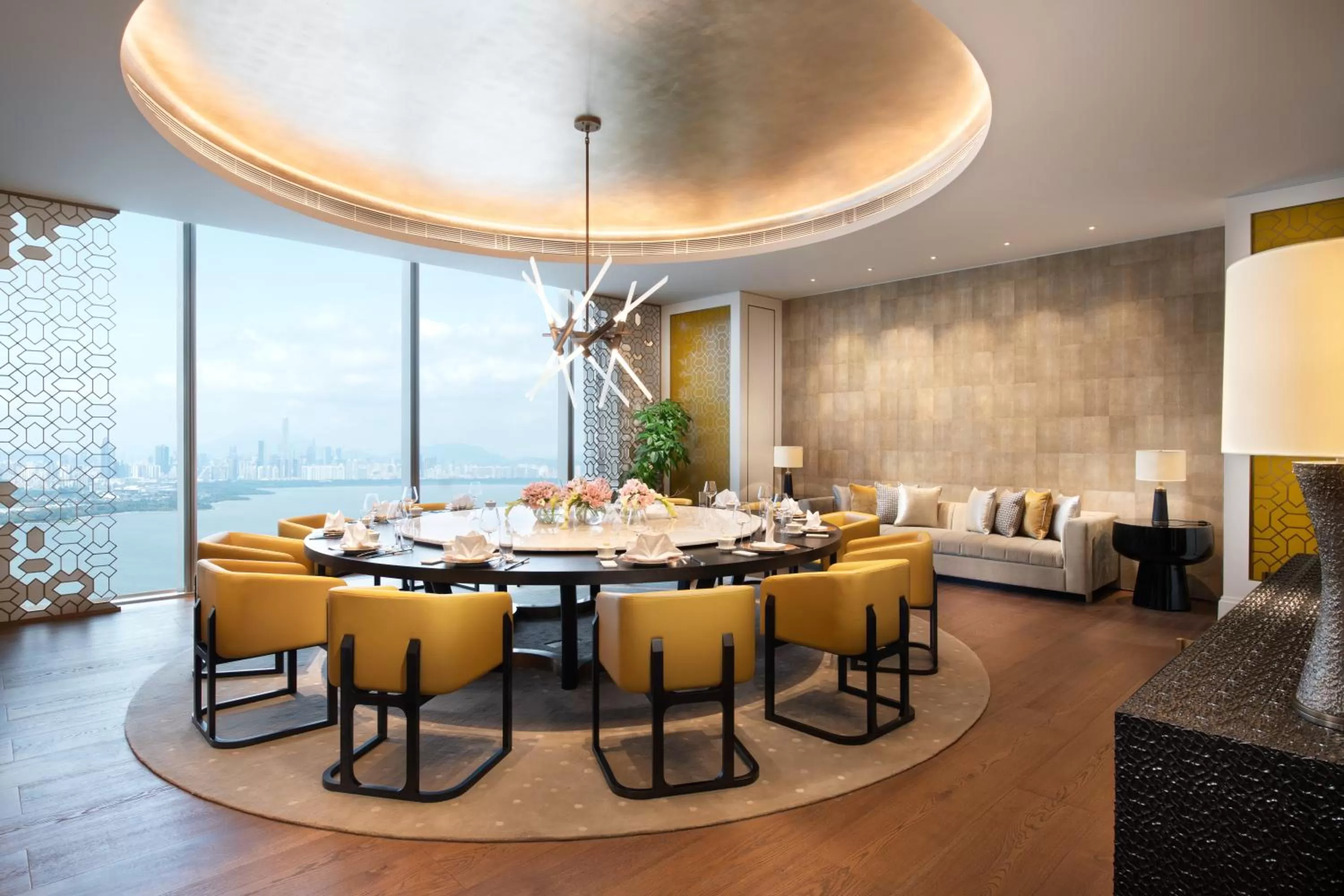 Dining area in Raffles Shenzhen, Situated in the heart of One Shenzhen Bay, Book Now to Enjoy Free Minibar and Happy Hour Privileges at Long Bar on 71F