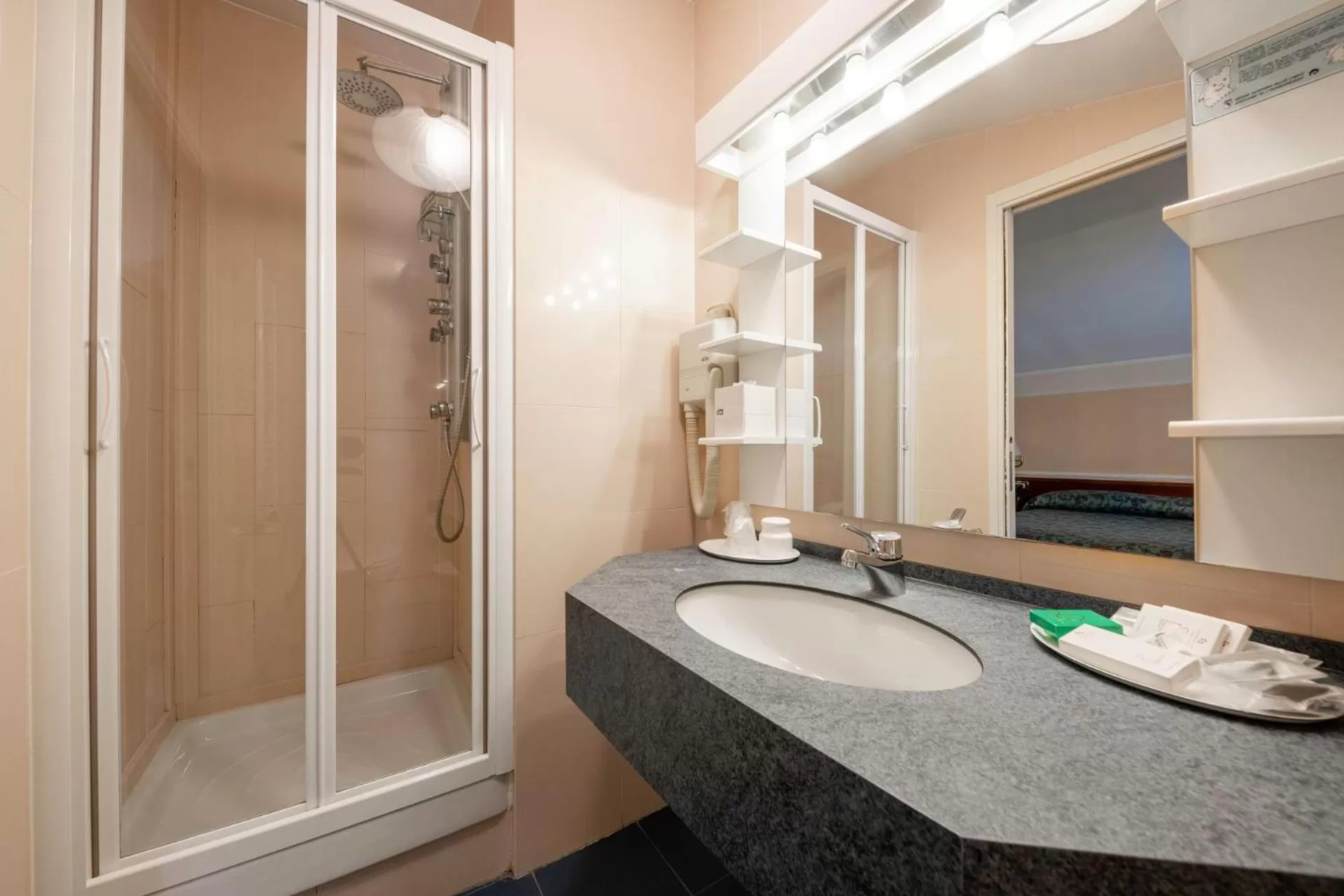 Bathroom in Hotel Elena