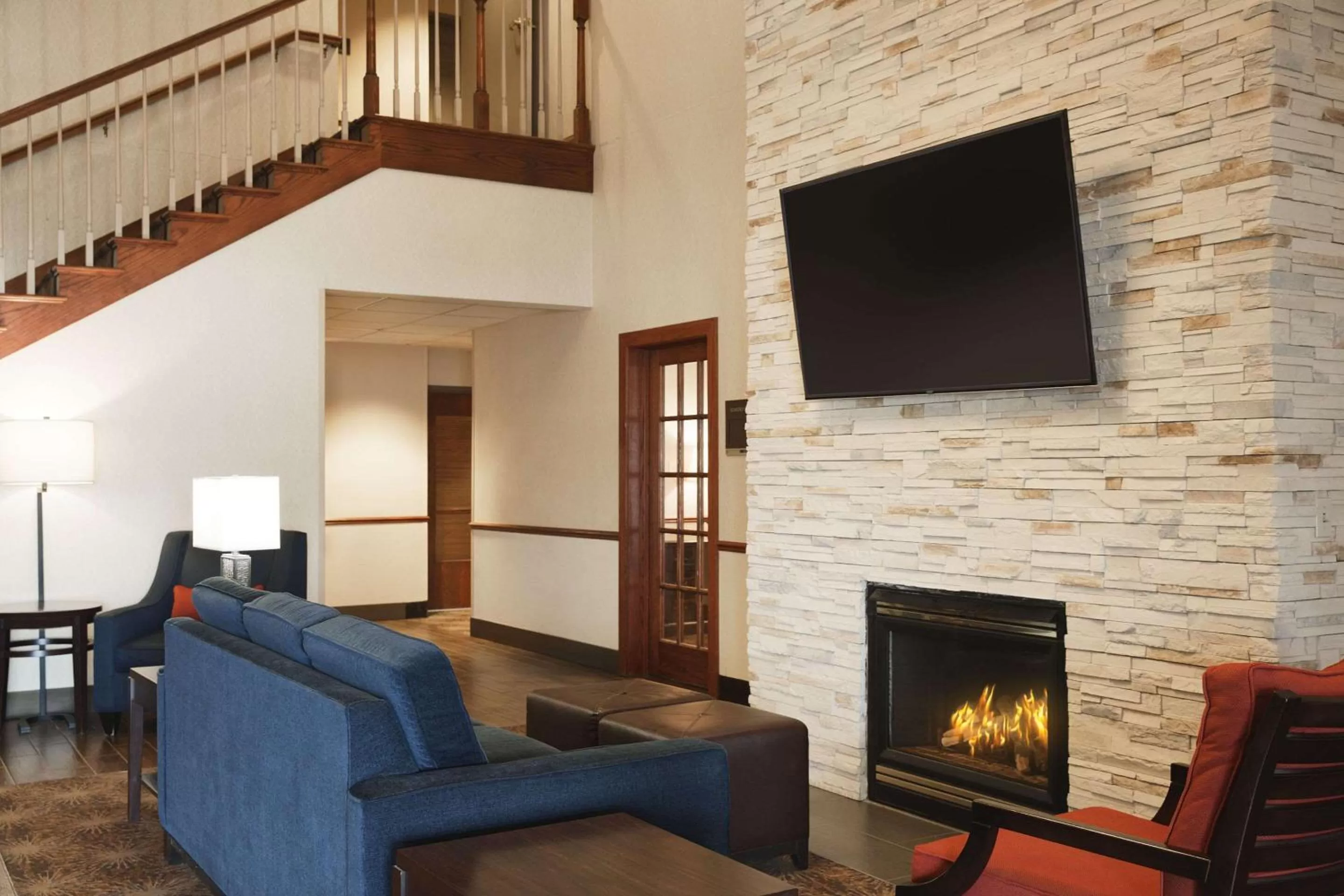 Lobby or reception in Comfort Suites Milwaukee Airport