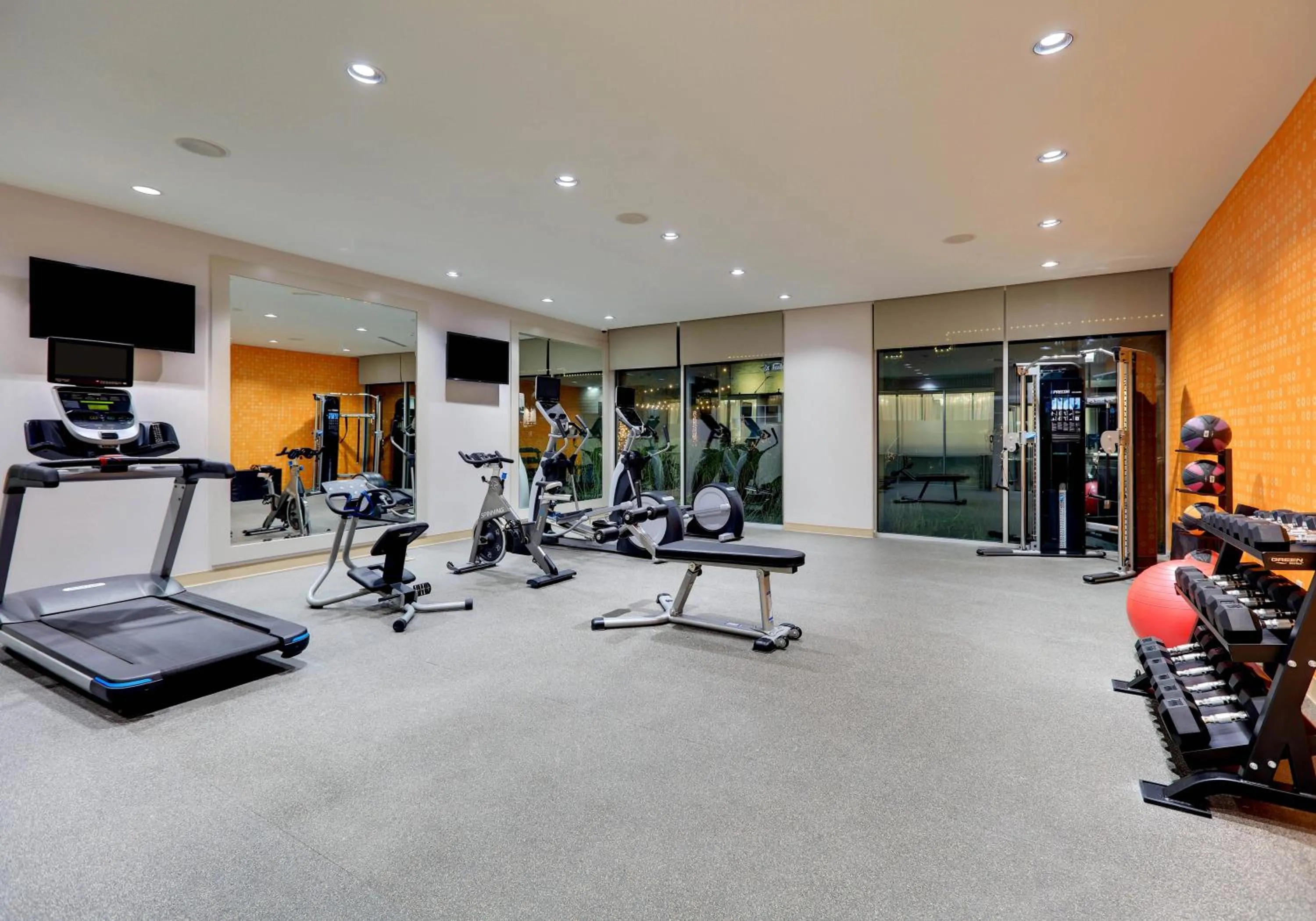 Fitness centre/facilities in La Quinta Inn & Suites by Wyndham Lakeway