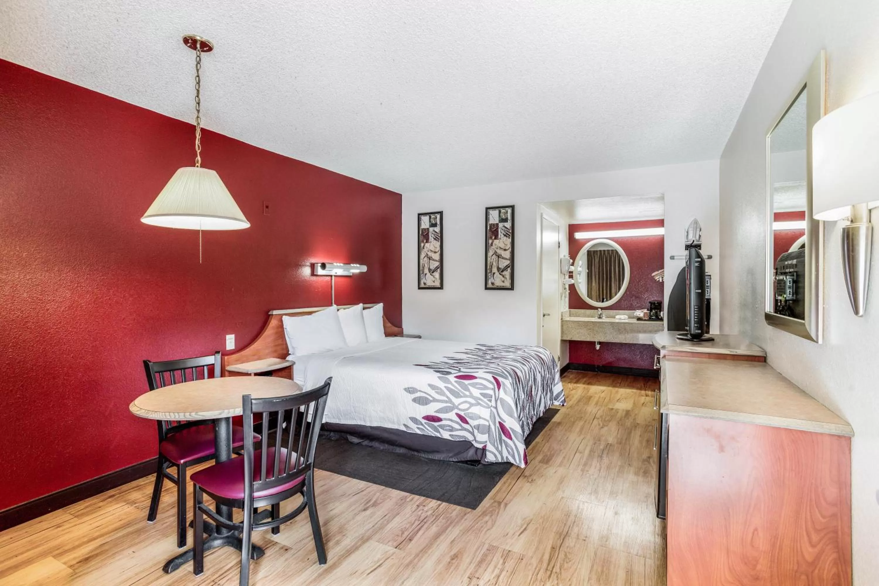 Photo of the whole room, Bed in Red Roof Inn Gallup