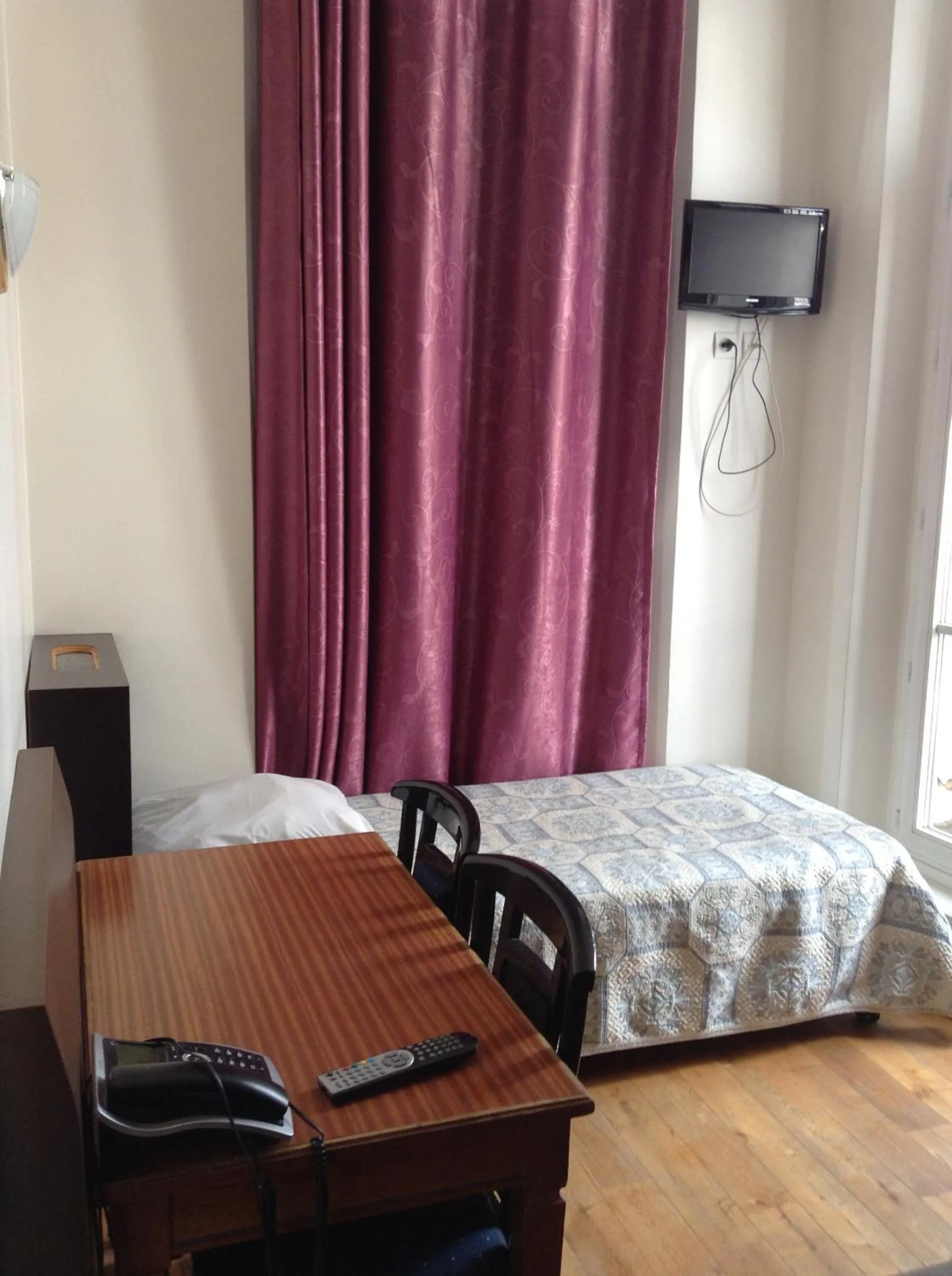 Bed in Hôtel Belle Fontainebleau