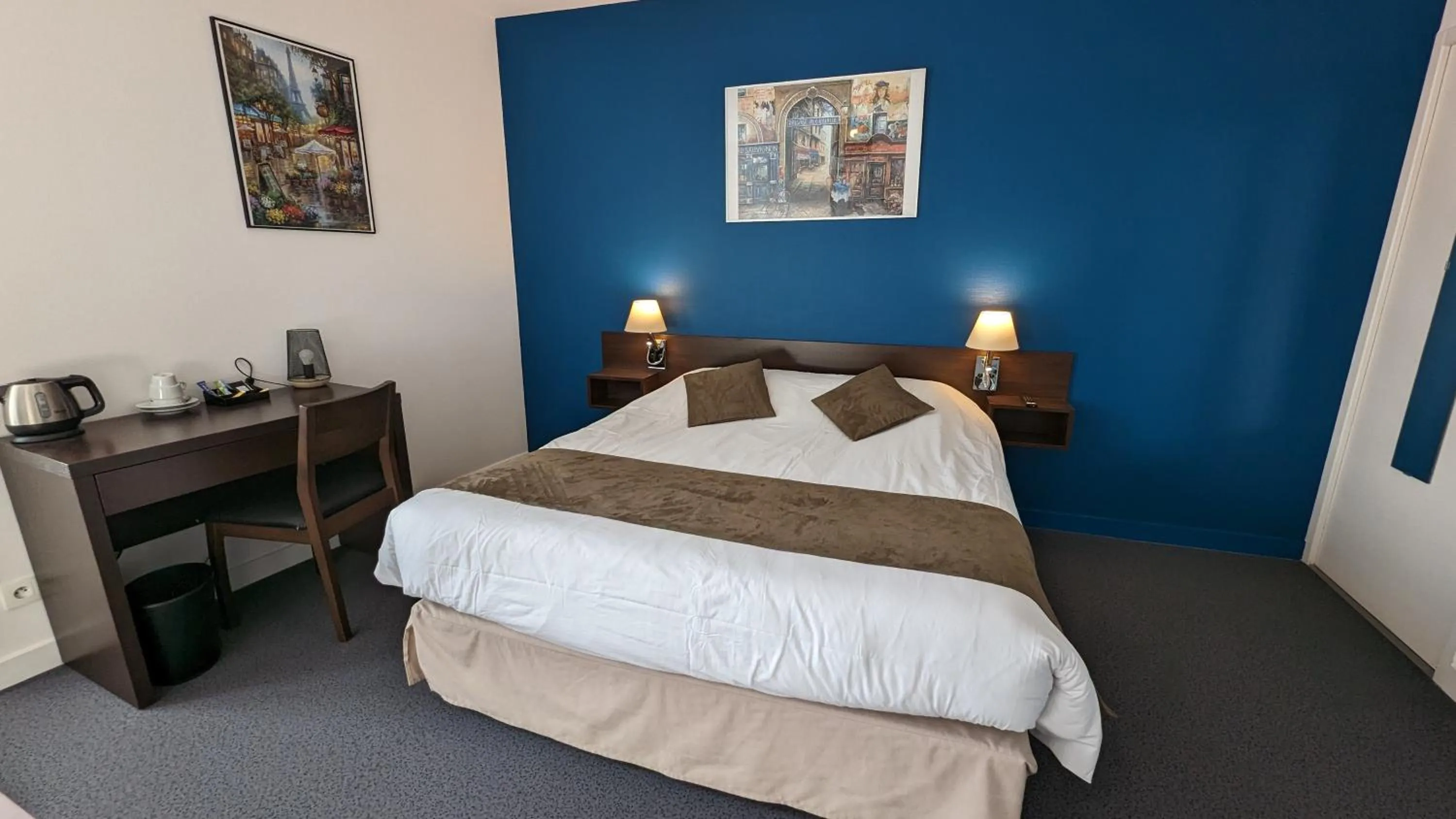 Photo of the whole room, Bed in Hôtel Restaurant Le Lion d'Or