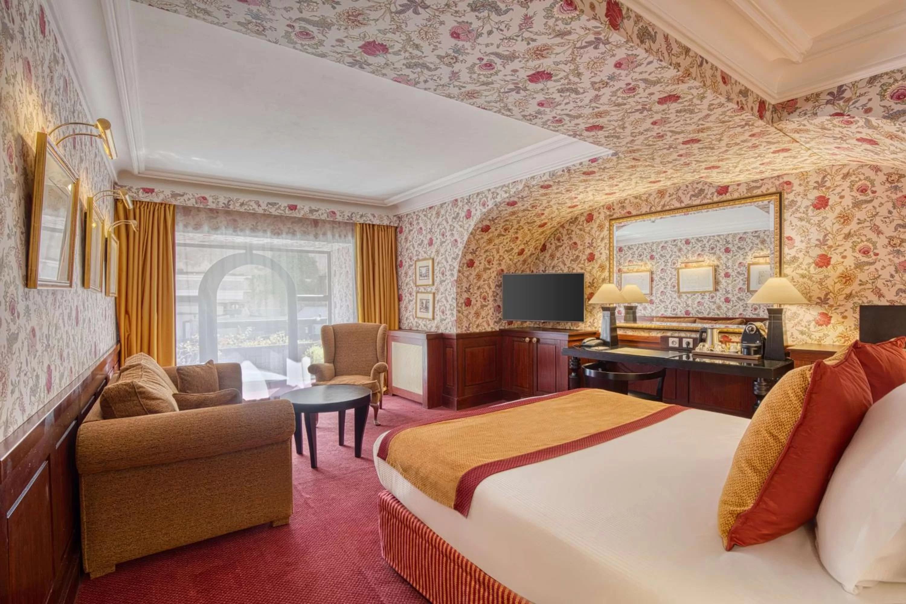 Photo of the whole room, Bed in Grand Hotel de l'Opera - BW Premier Collection