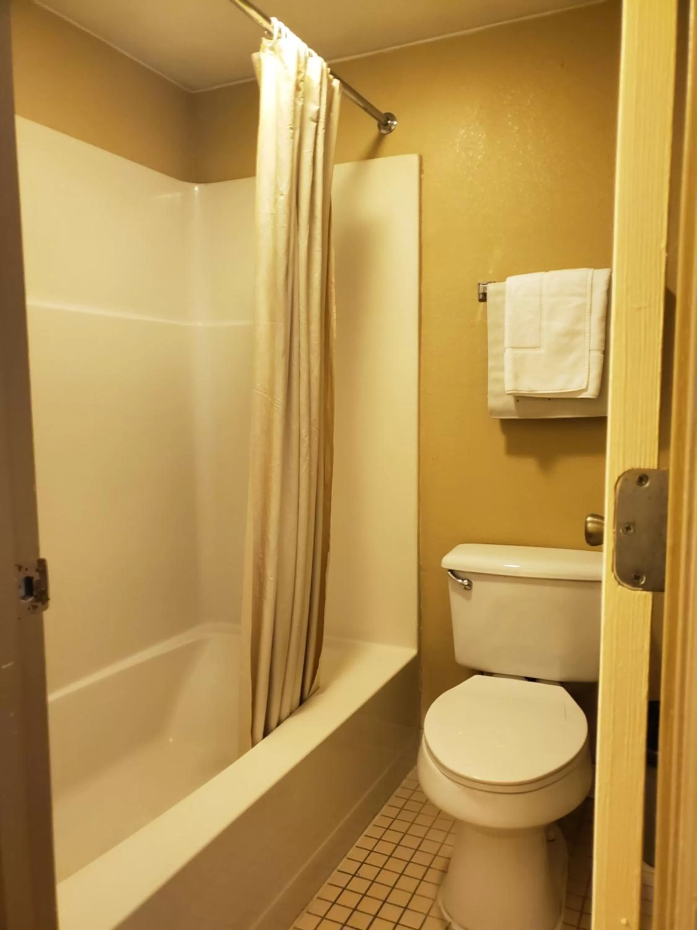 Bathroom in Colonial House Motel