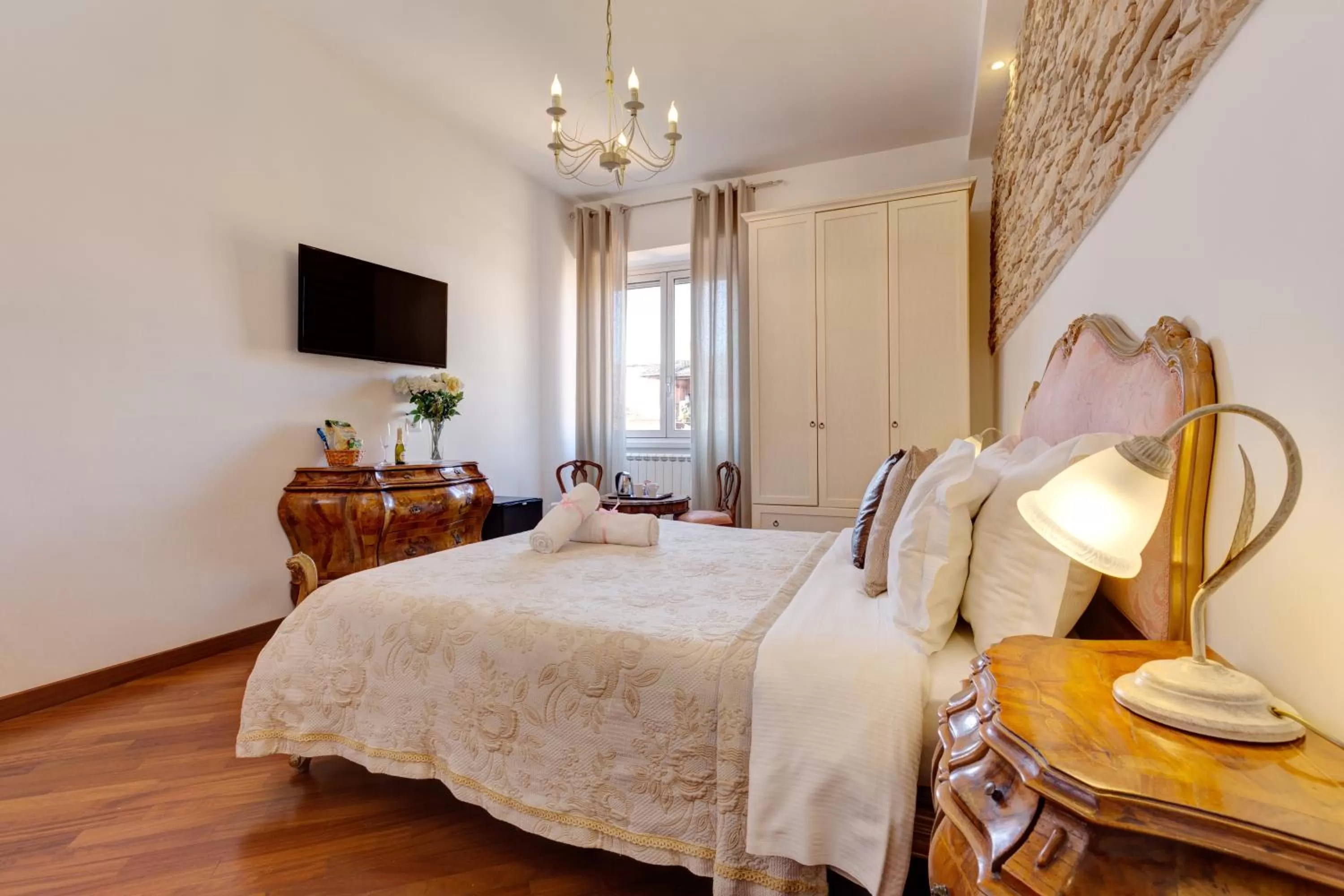 TV and multimedia, Bed in Little Rhome Suites