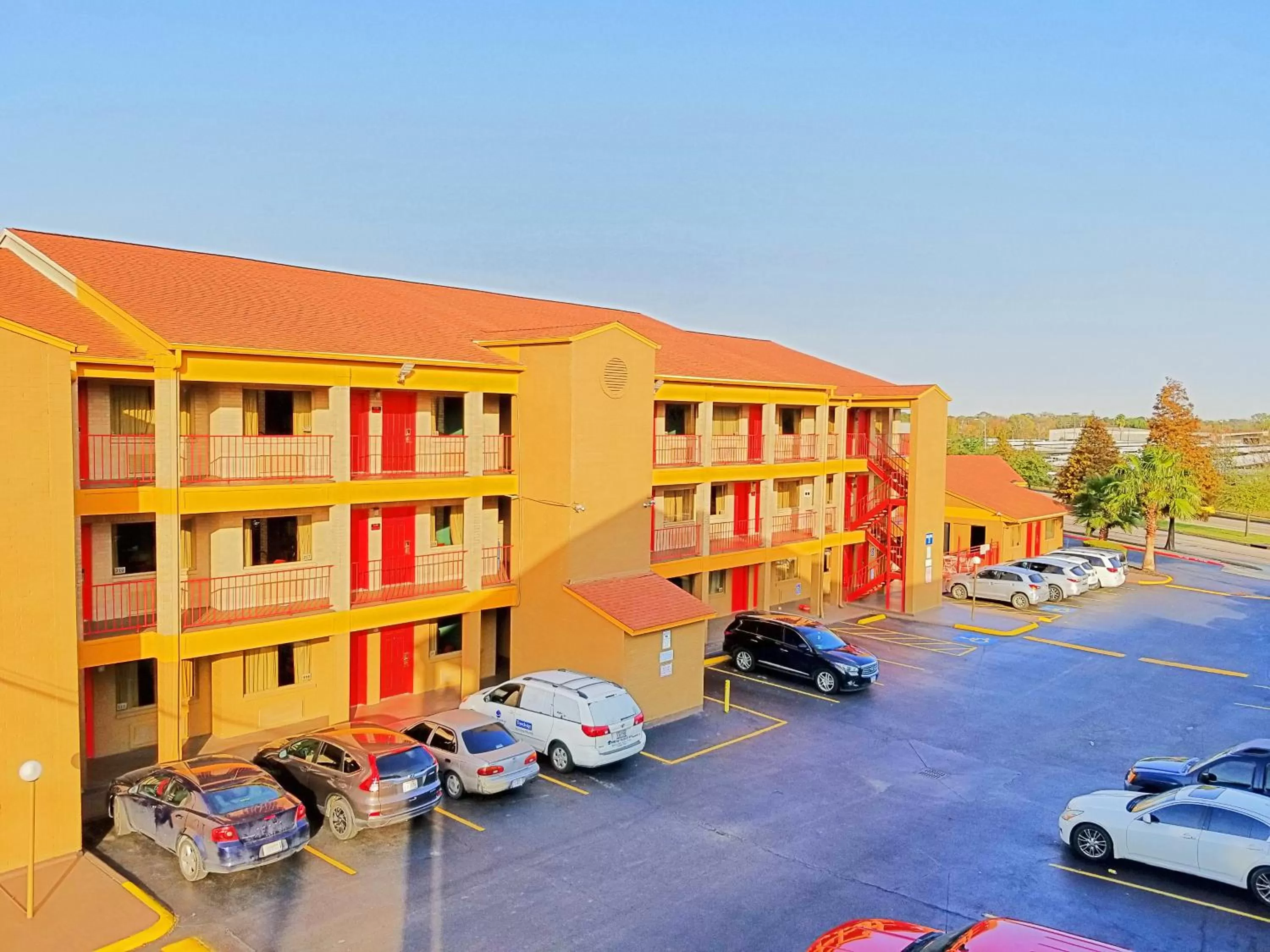 Property building in Howard Johnson by Wyndham Houston Hobby Airport