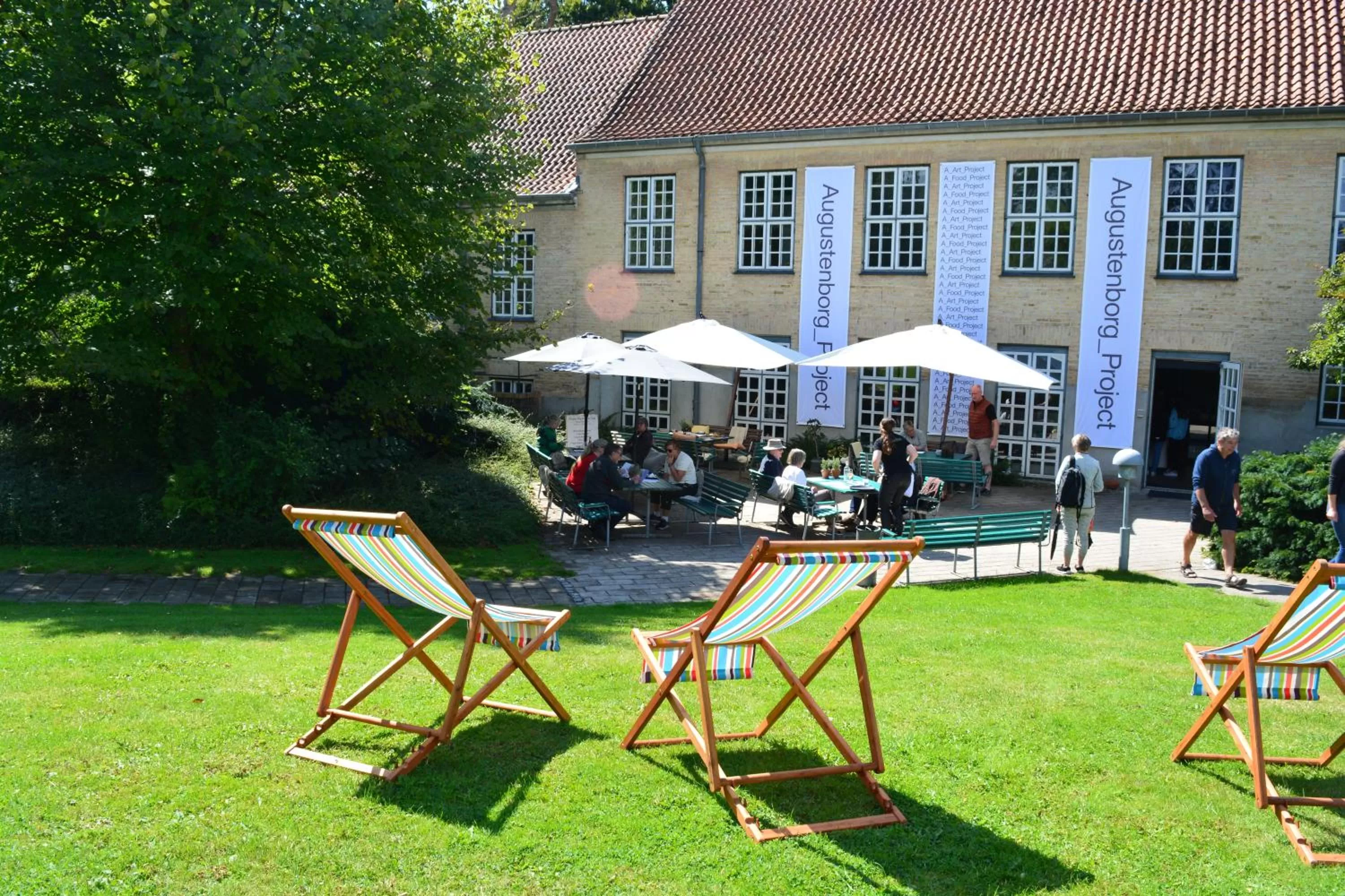 Restaurant/places to eat in Gem Suites Holiday Apartments