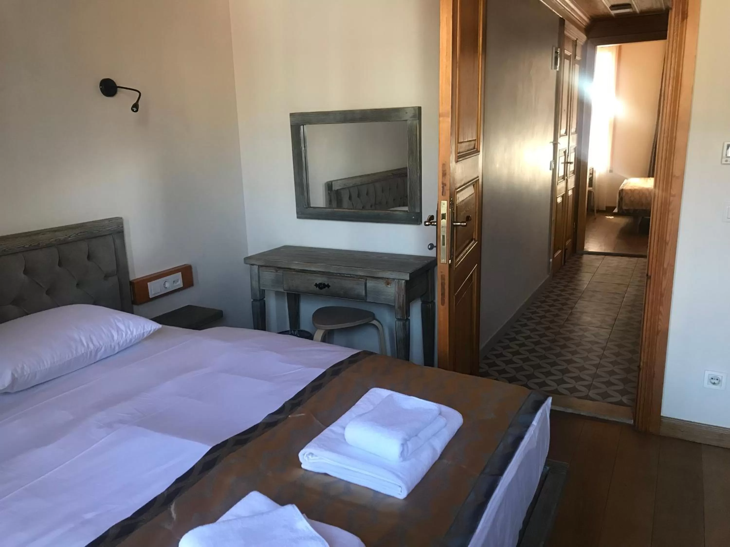 Photo of the whole room, Bed in Green Mansion