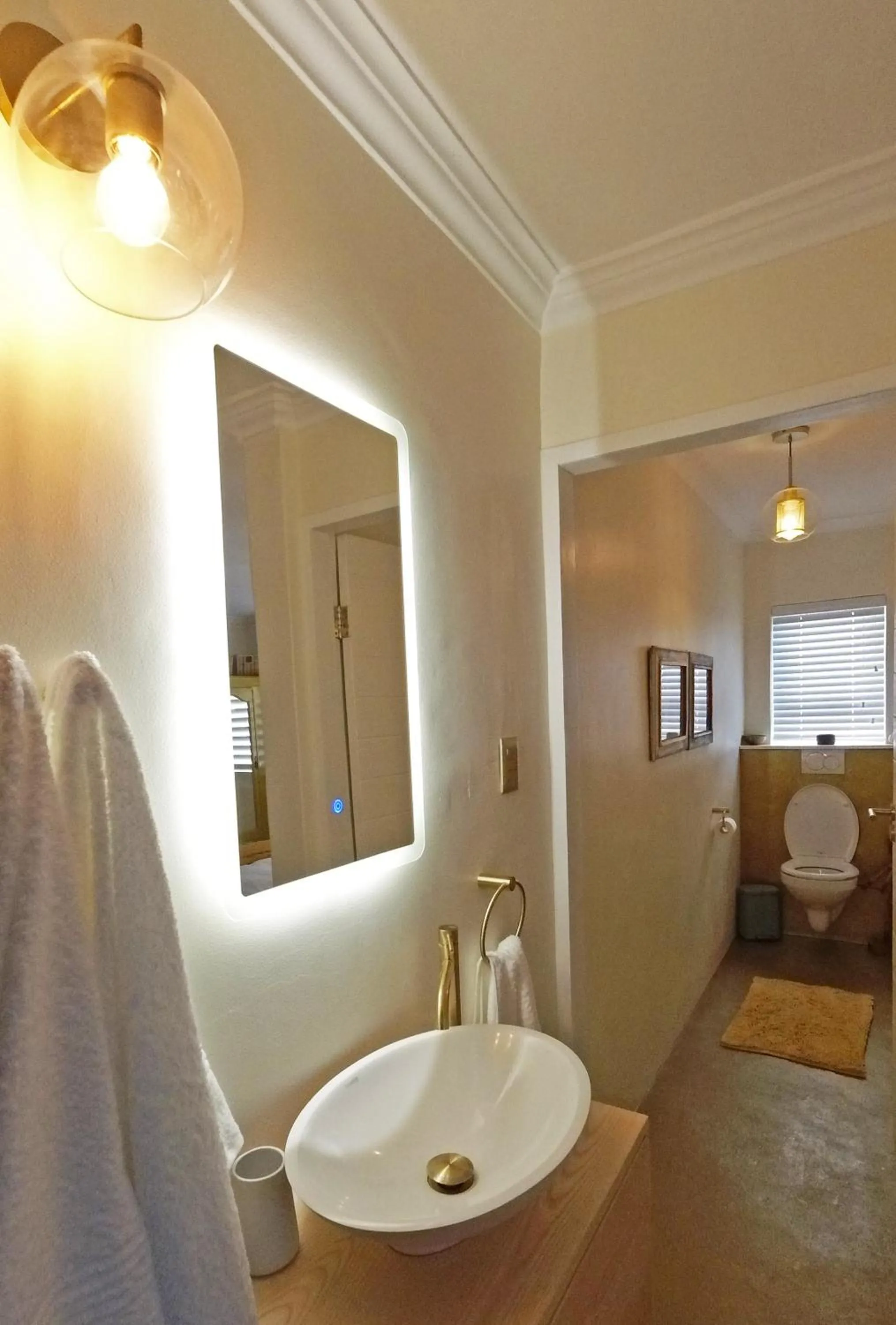 Toilet in Dolphin Inn Guesthouse