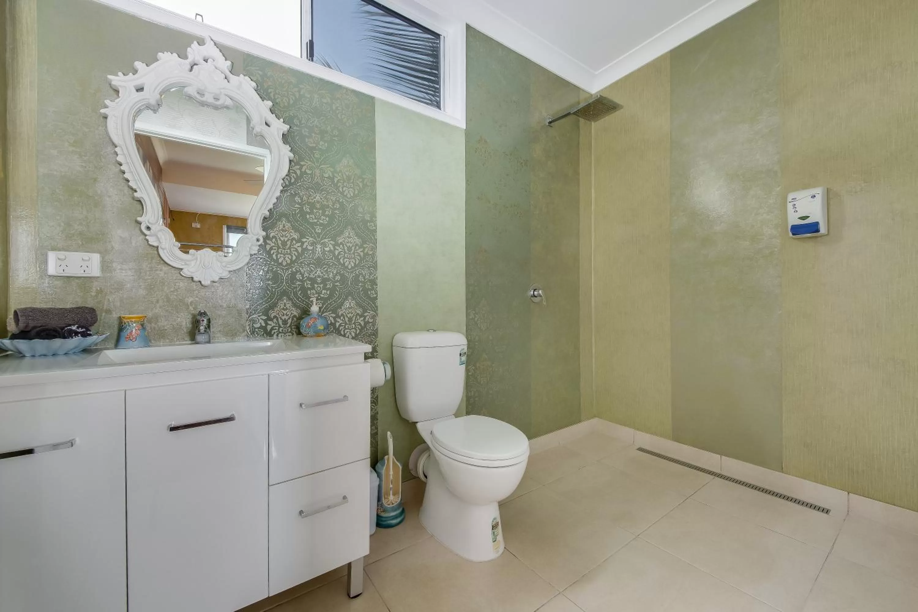 Shower in Coral Inn Boutique Motel