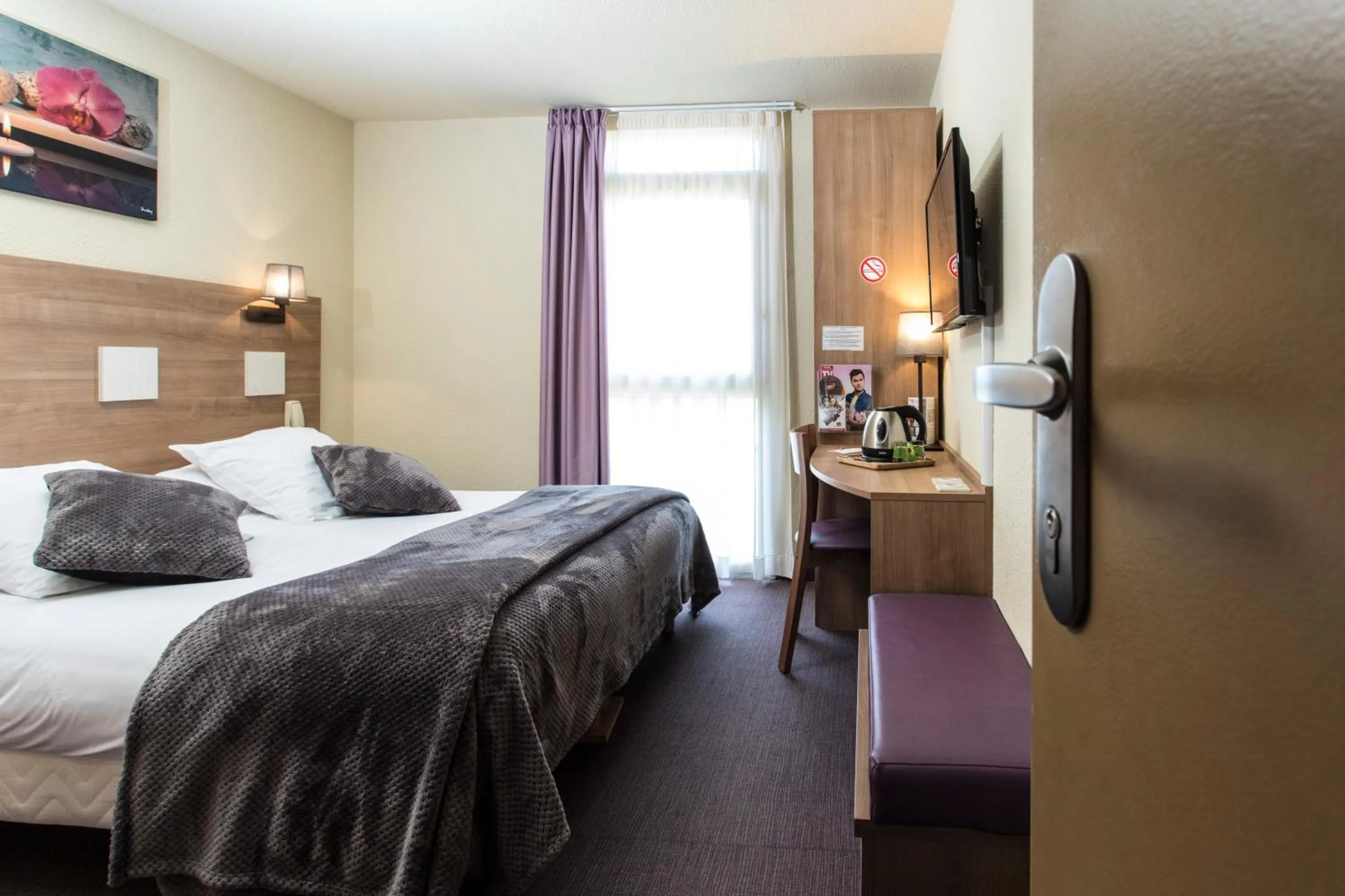 Photo of the whole room, Bed in Contact Hotel Atoll