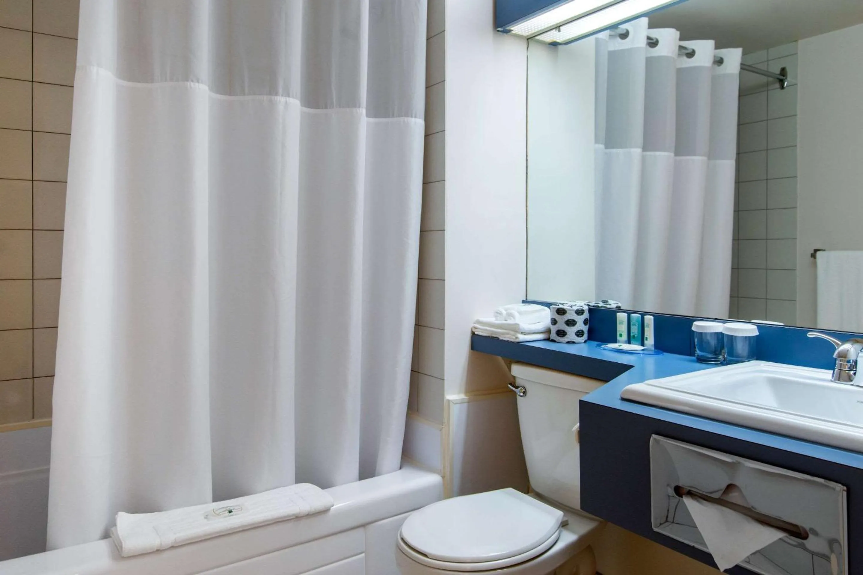 Bedroom, Bathroom in Quality Hotel et Centre de Congres