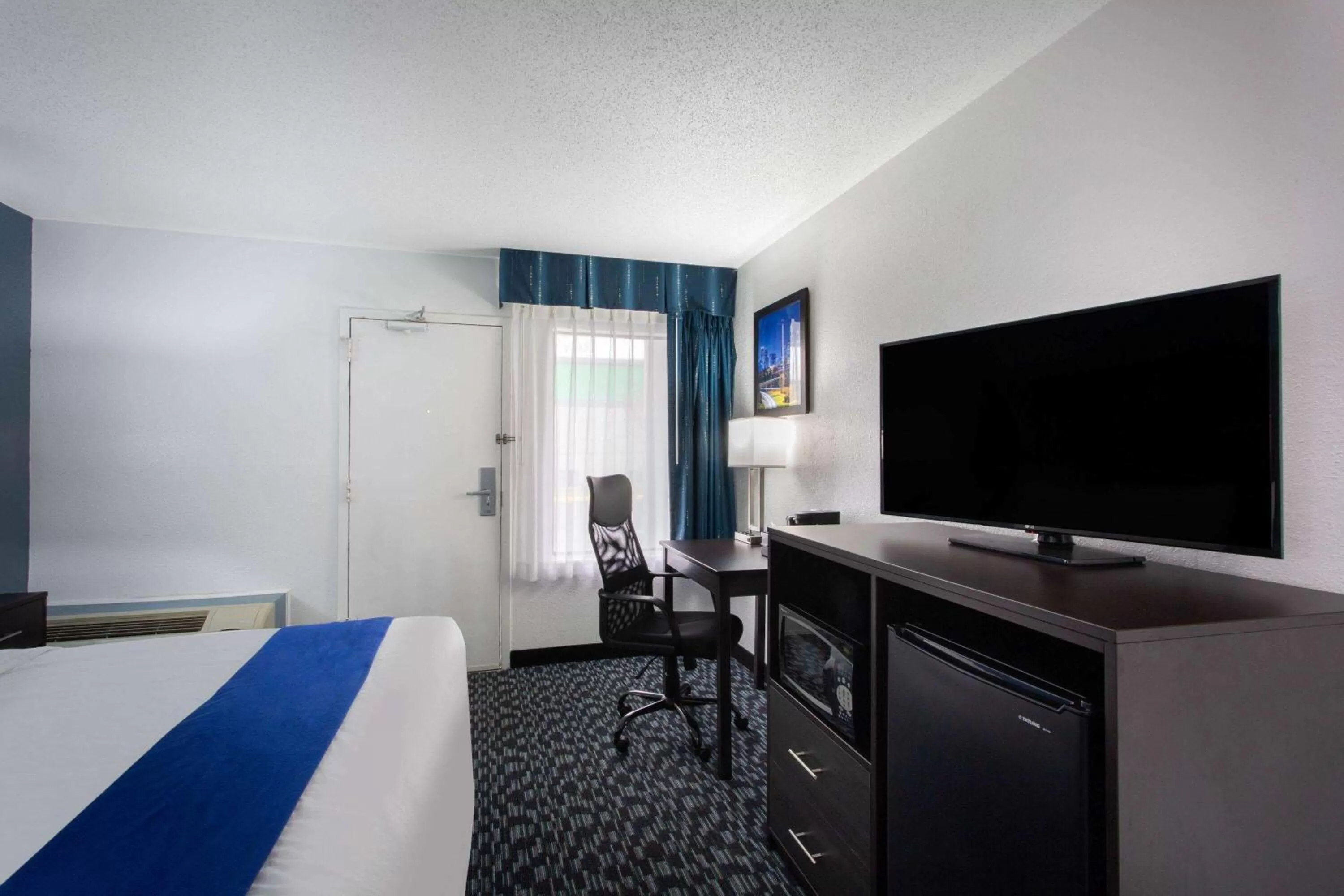 Photo of the whole room, Bed in University Inn & Suites