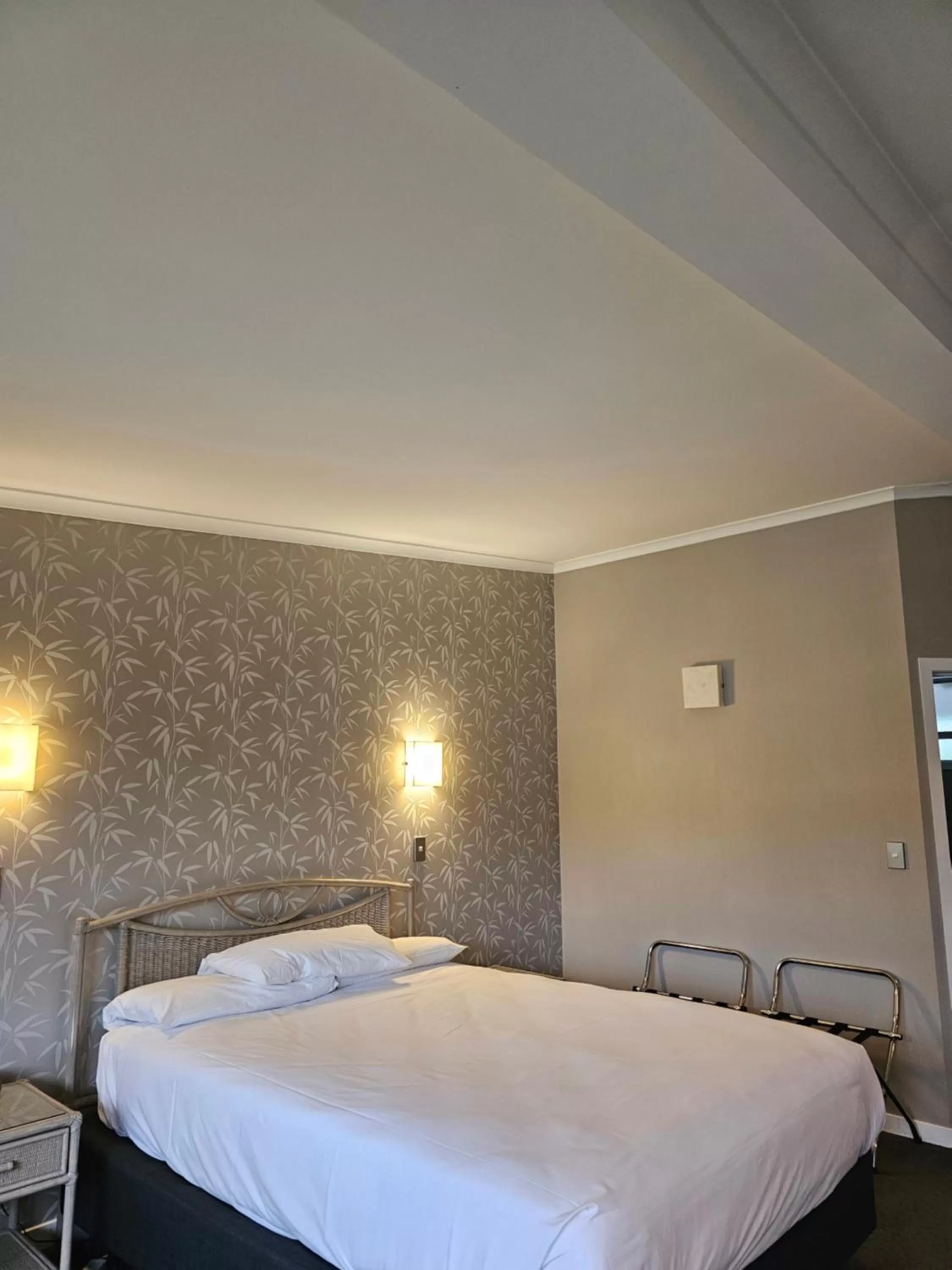 Bedroom, Bed in The Avenue