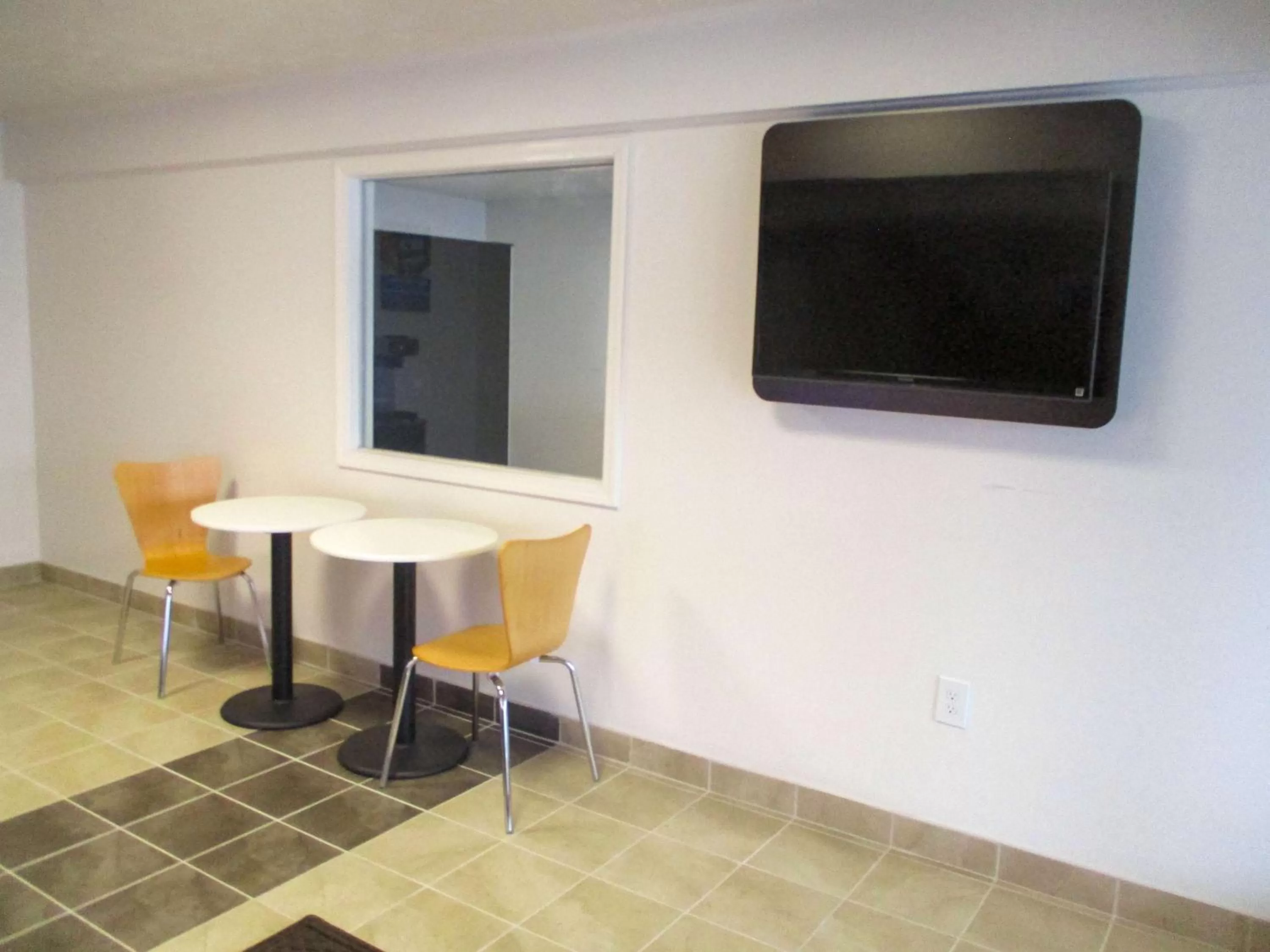 Photo of the whole room in Motel 6-North Olmsted, OH - Cleveland