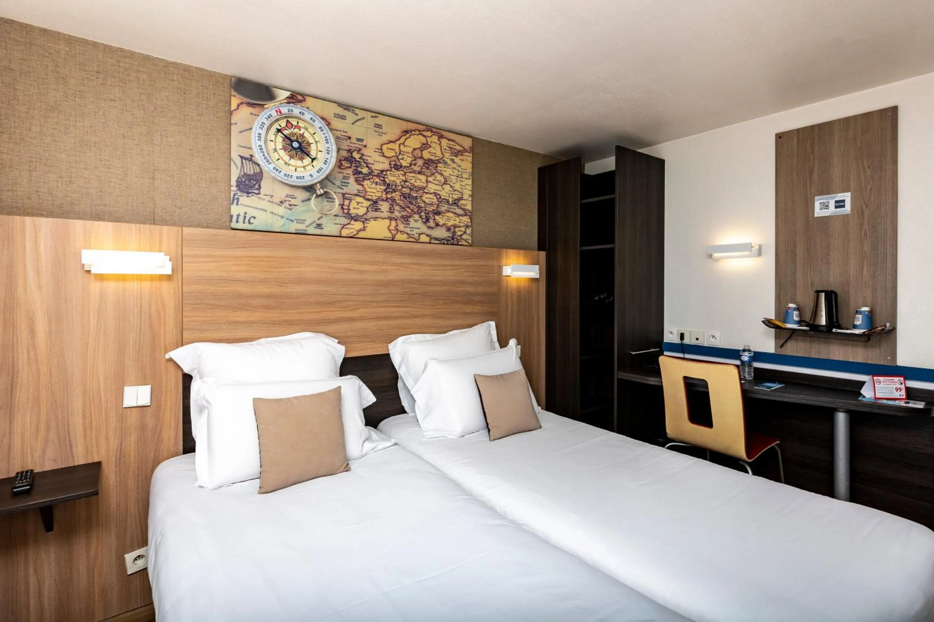 Bedroom in Kyriad Paris Ouest - Colombes