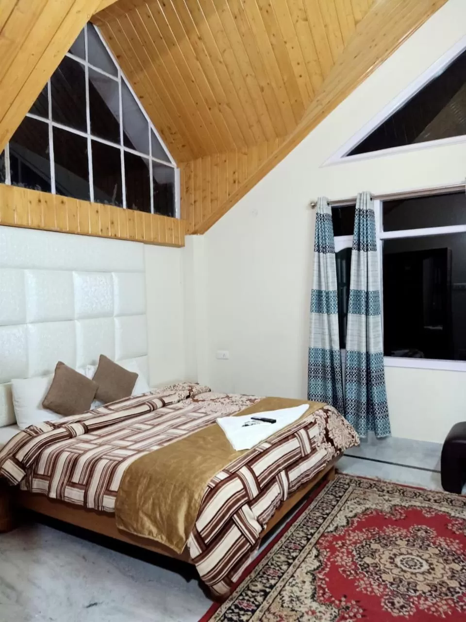 TV and multimedia, Bed in Sai Cottage Shimla