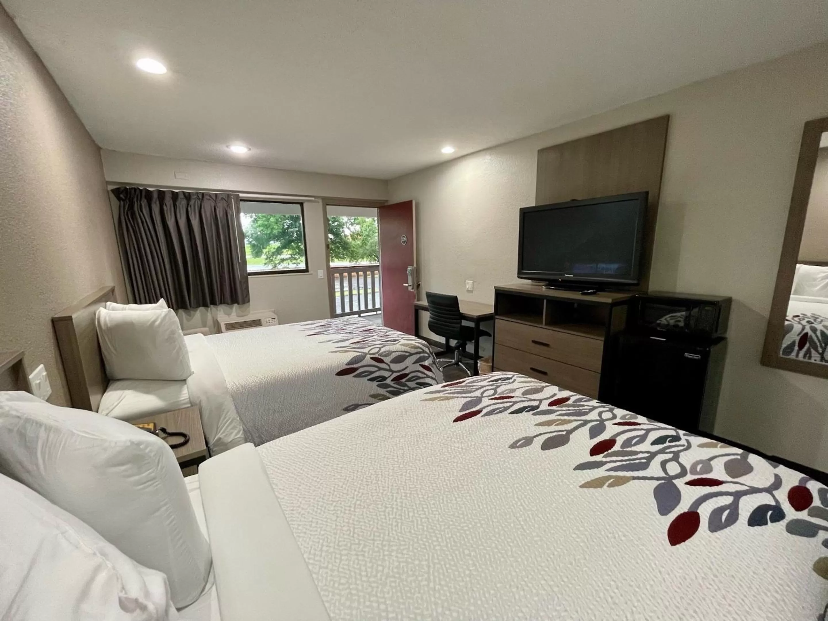 Photo of the whole room, Bed in Red Roof Inn Lafayette, LA