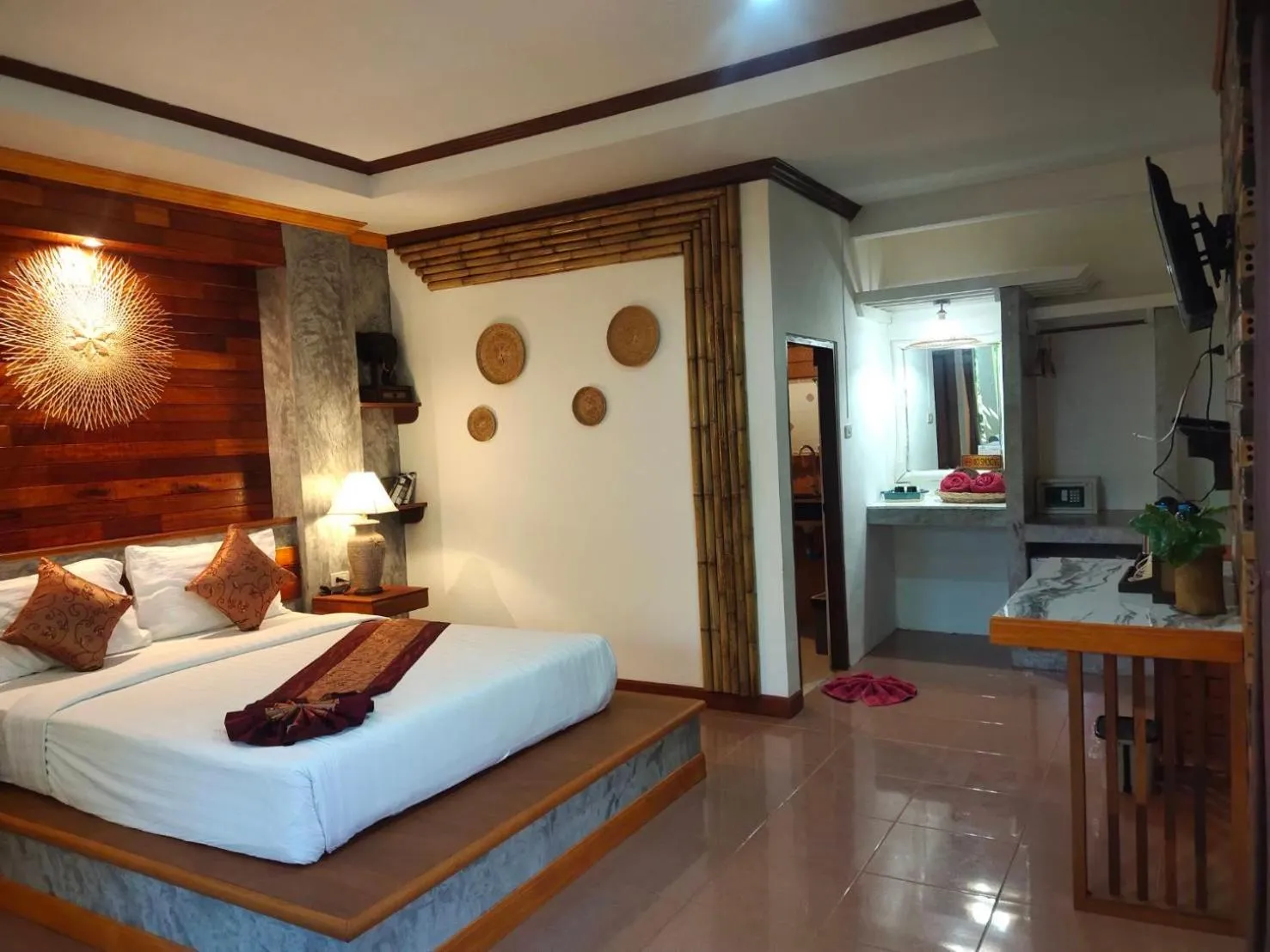 Photo of the whole room, Bed in Lanta Riviera Beach Resort
