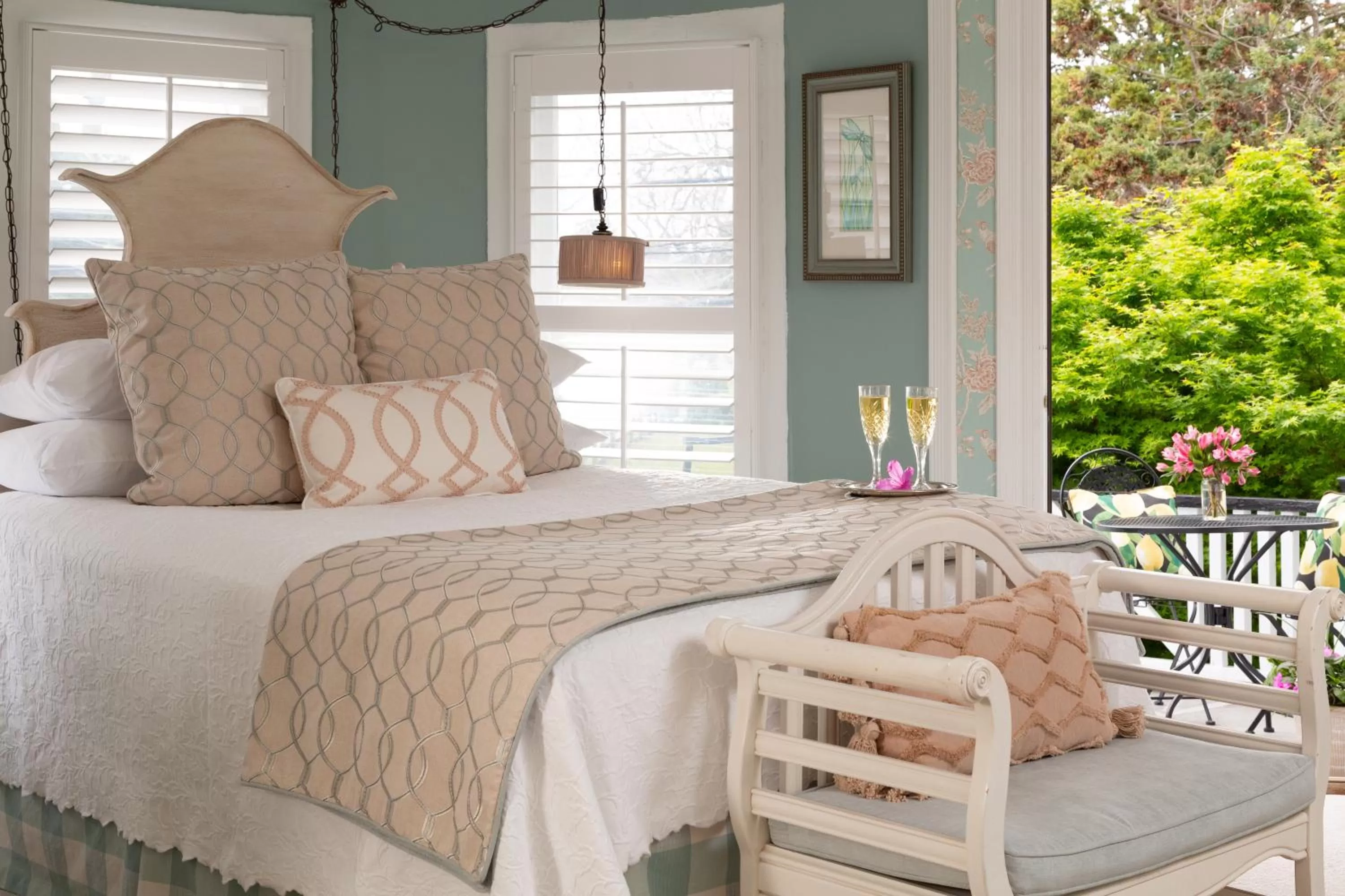 Bed in White Doe Inn Bed & Breakfast