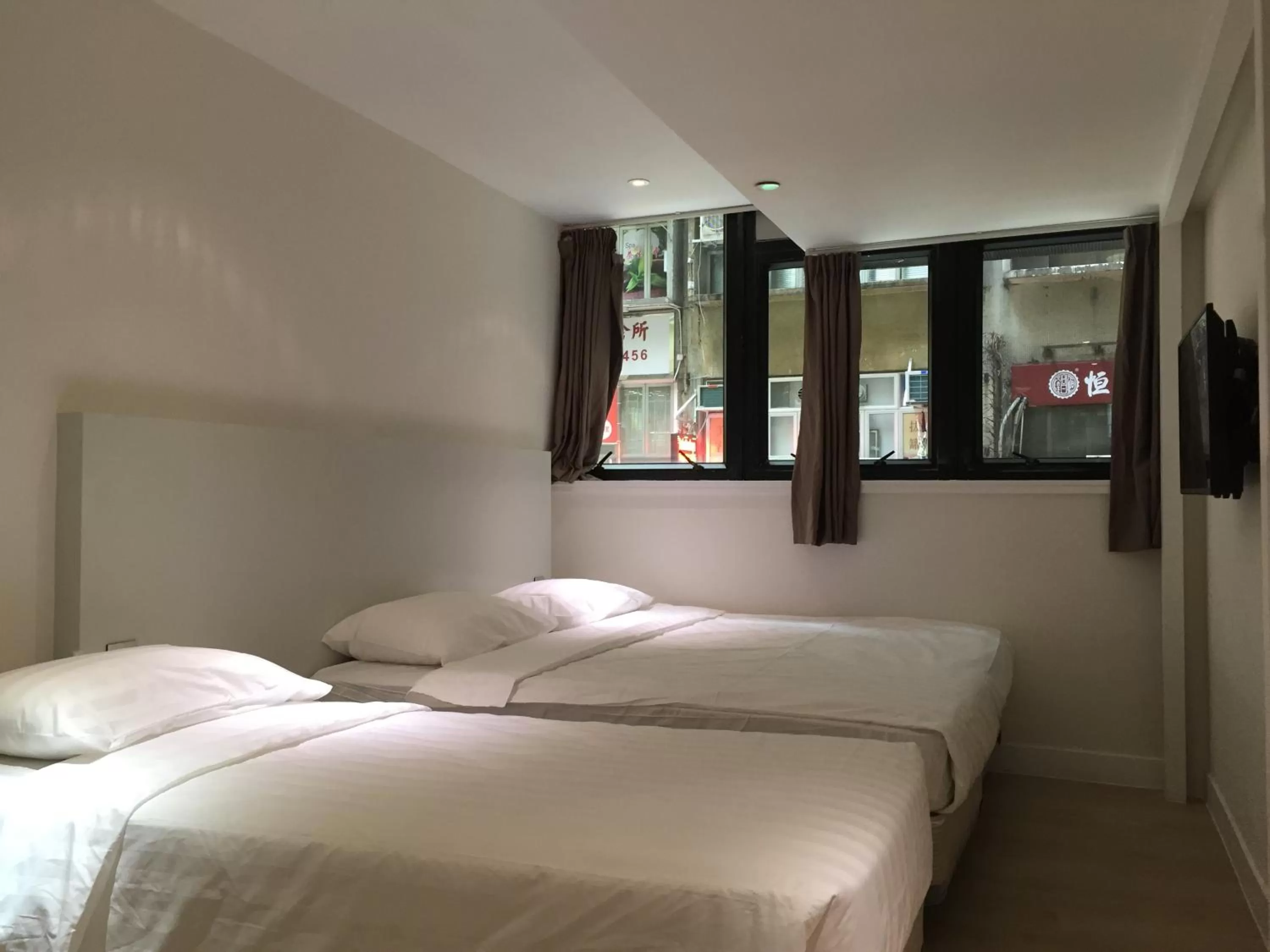 Photo of the whole room, Bed in Homy Central