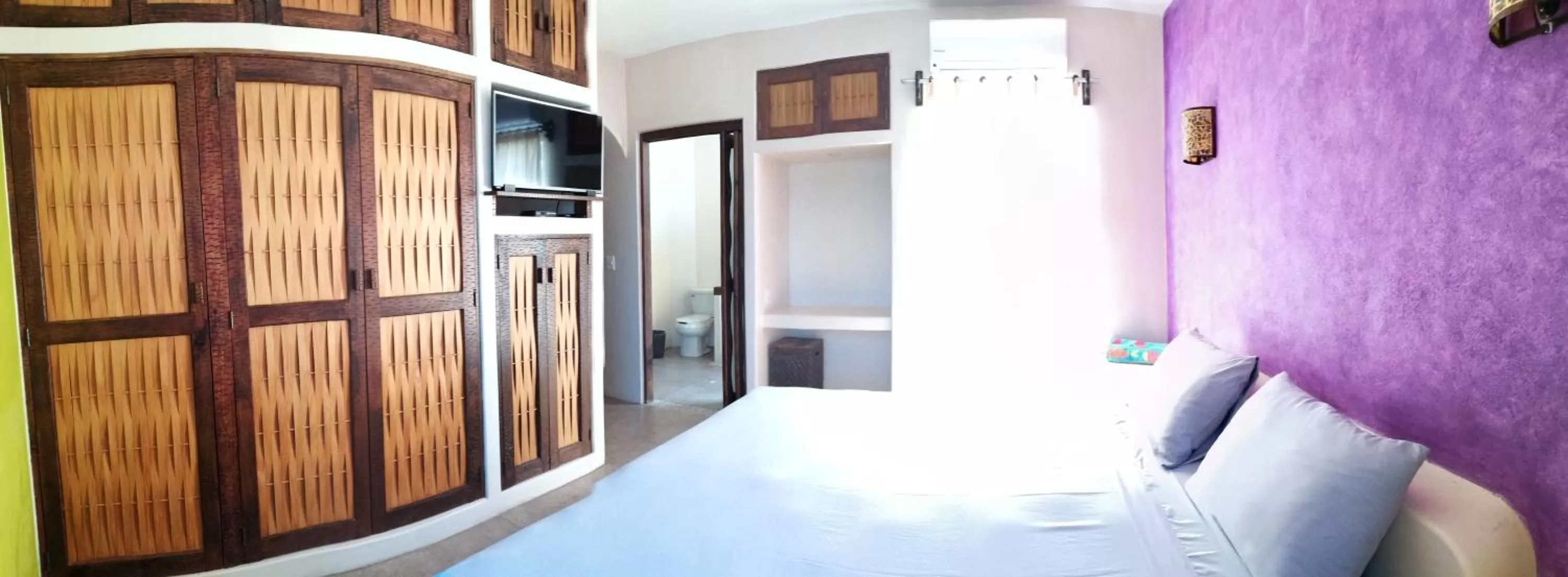 Photo of the whole room, Bed in Ceiba Studios