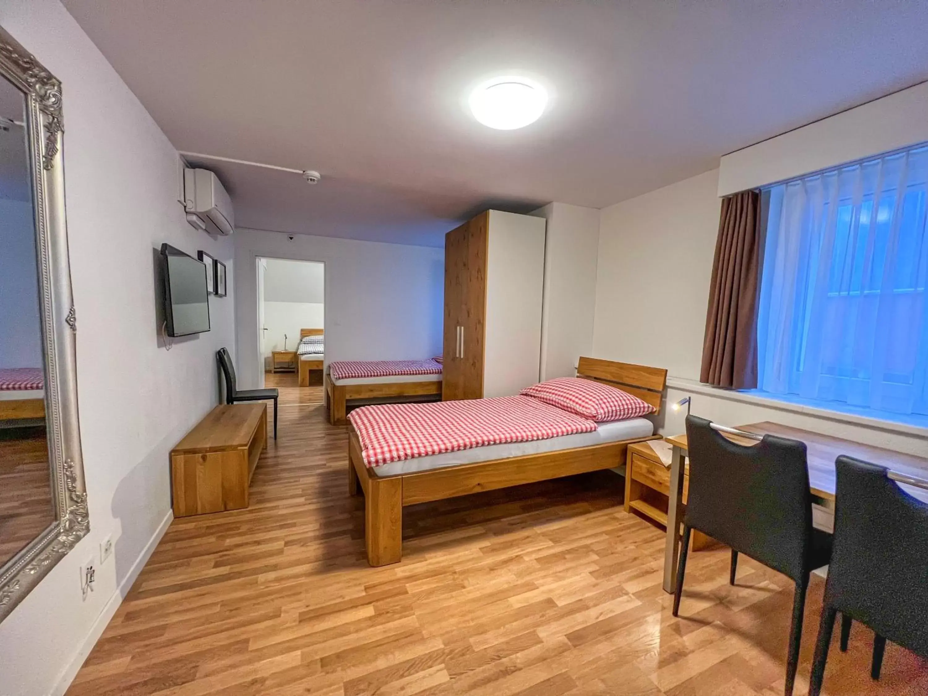 Quadruple Room with Shower - single occupancy in Hotel Hecht Quadruple Room with Shower - single occupancy in Hotel Hecht