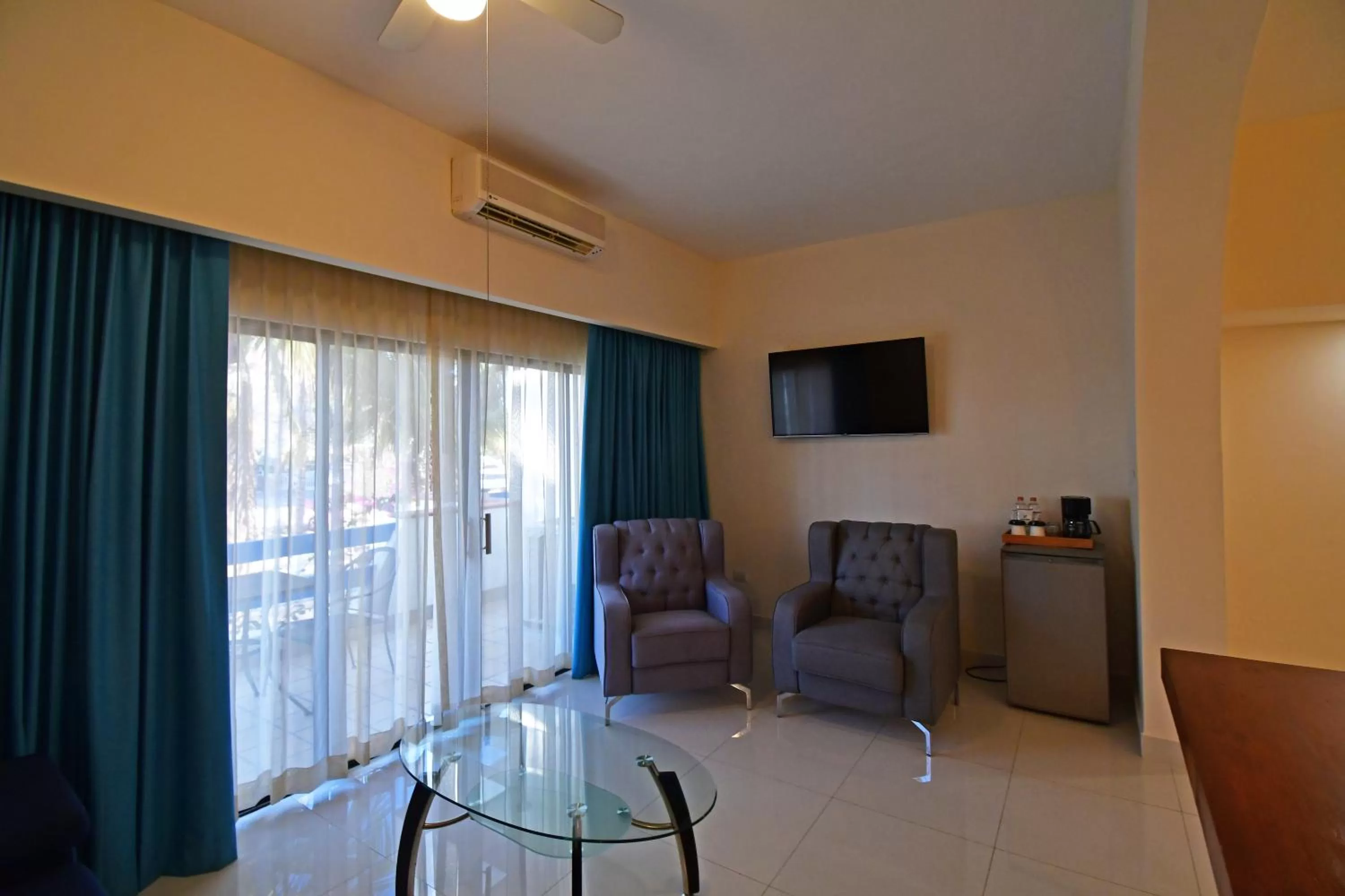 Photo of the whole room in The Westmarine Waterfront Hotel