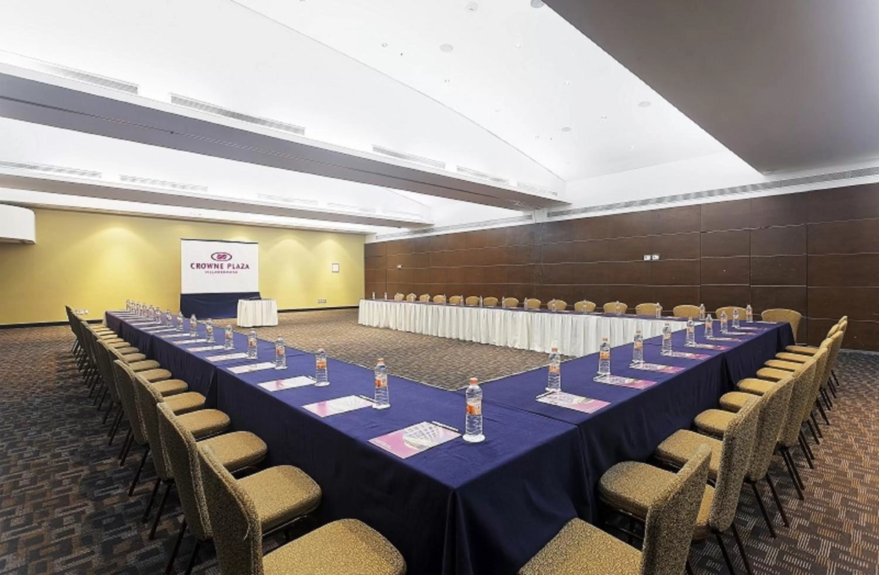 Meeting/conference room in Crowne Plaza Villahermosa by IHG