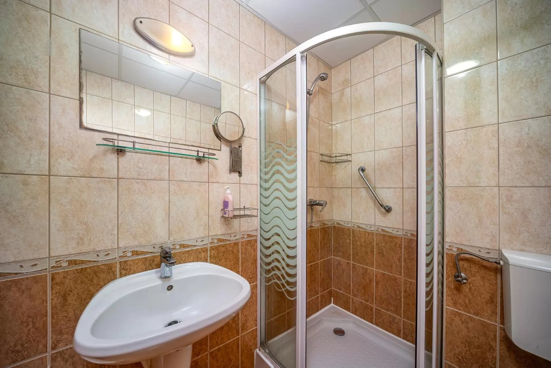 Shower in Nefelejcs Hotel