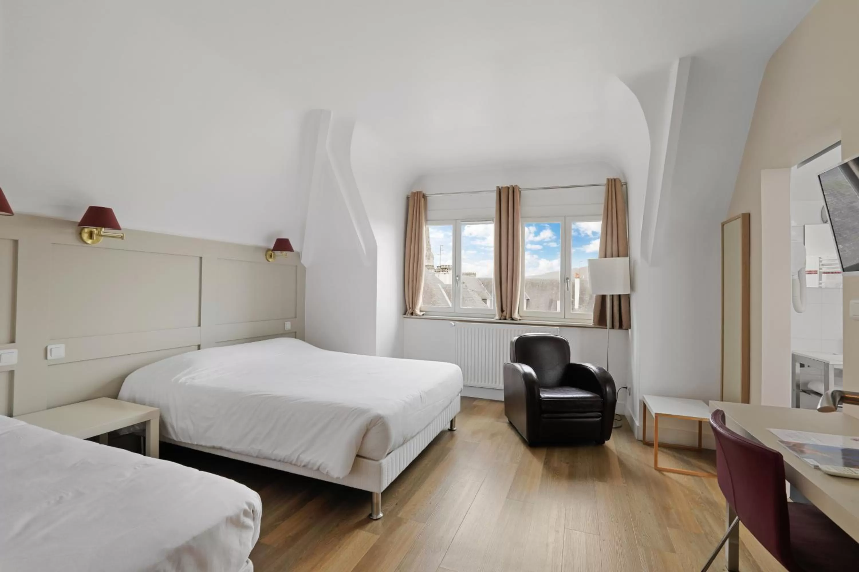 Photo of the whole room, Bed in Hôtel Cardinal