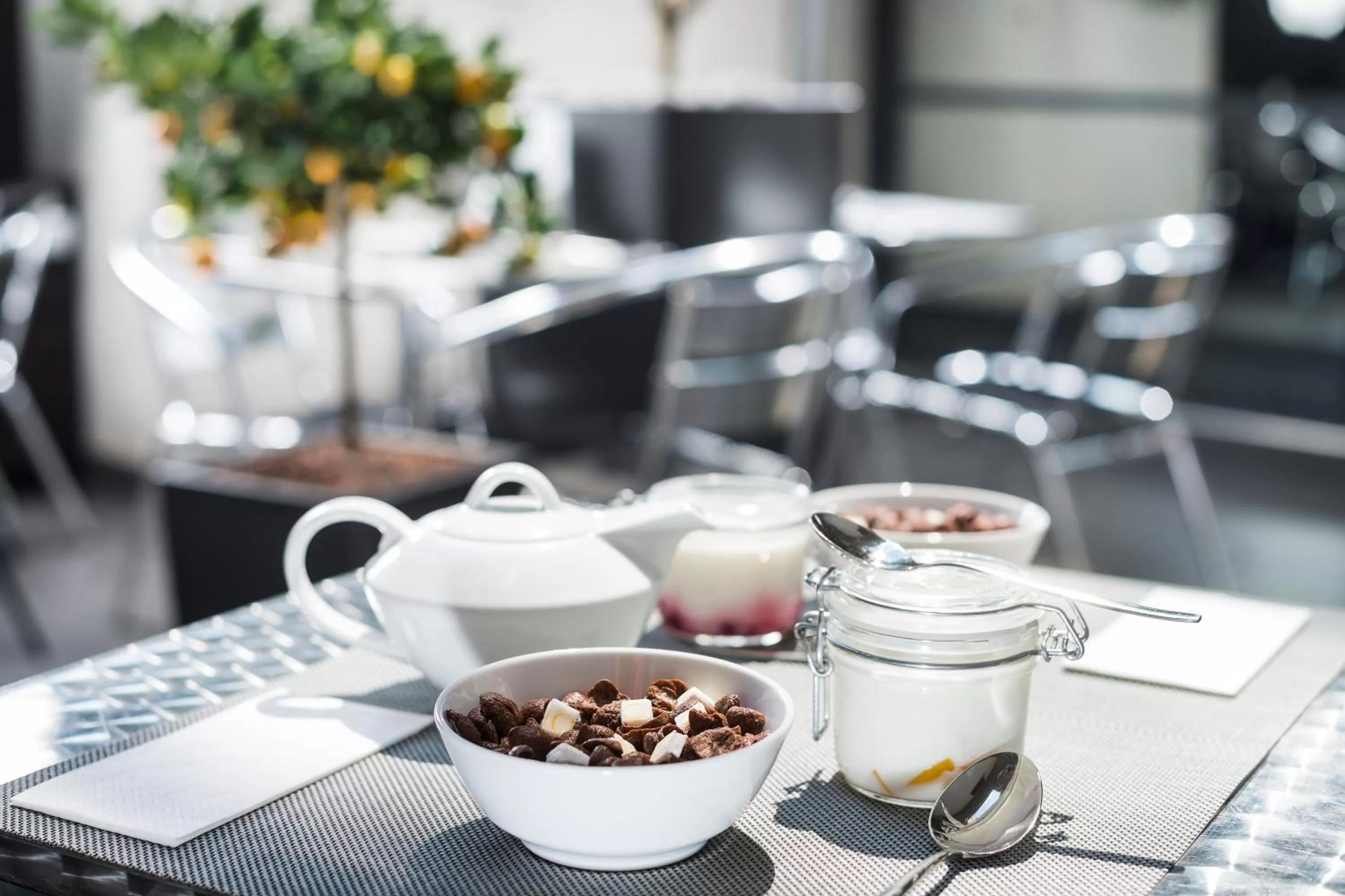 Restaurant/places to eat in Opera Garden Hotel & Apartments