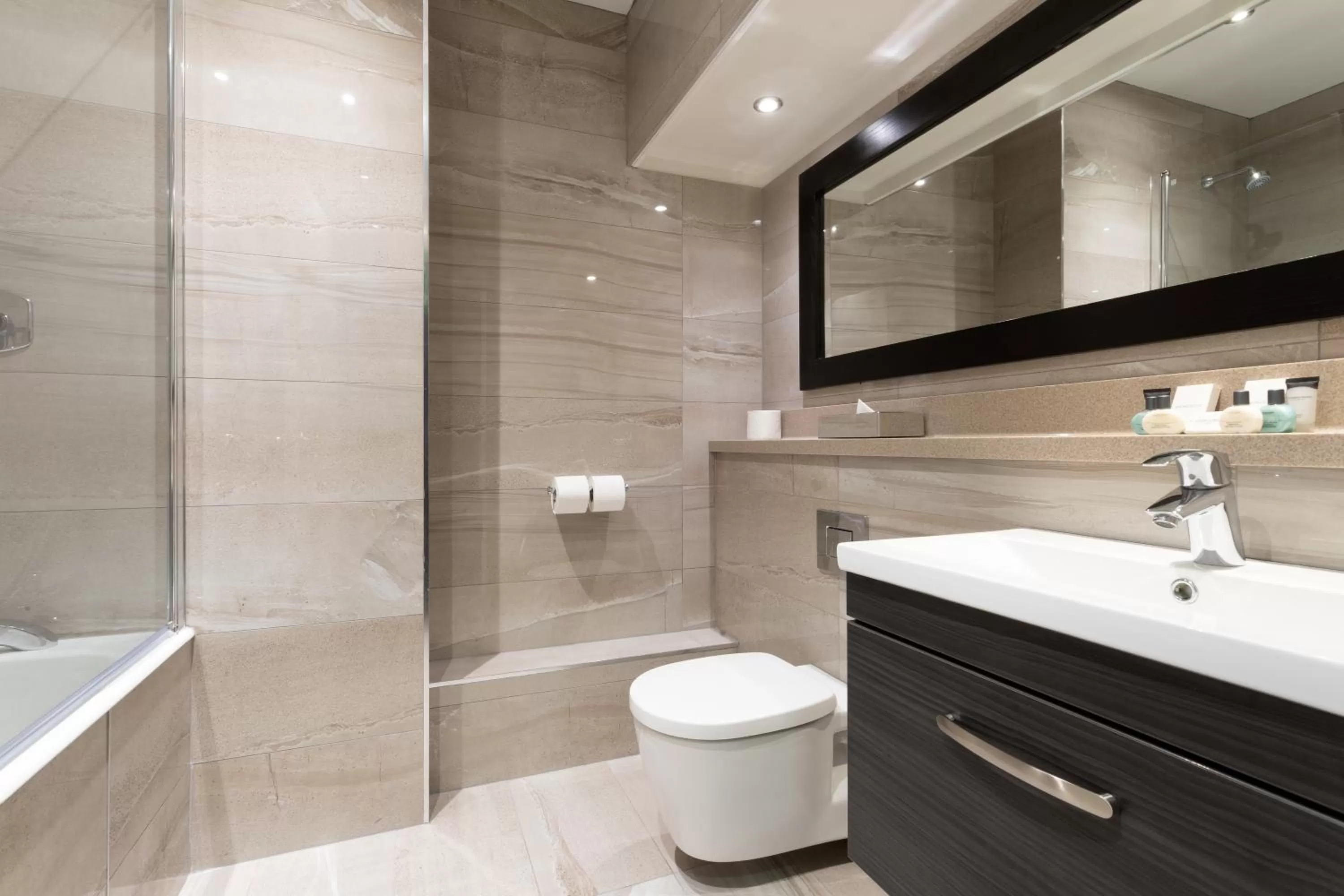 Shower in Flannery's Hotel