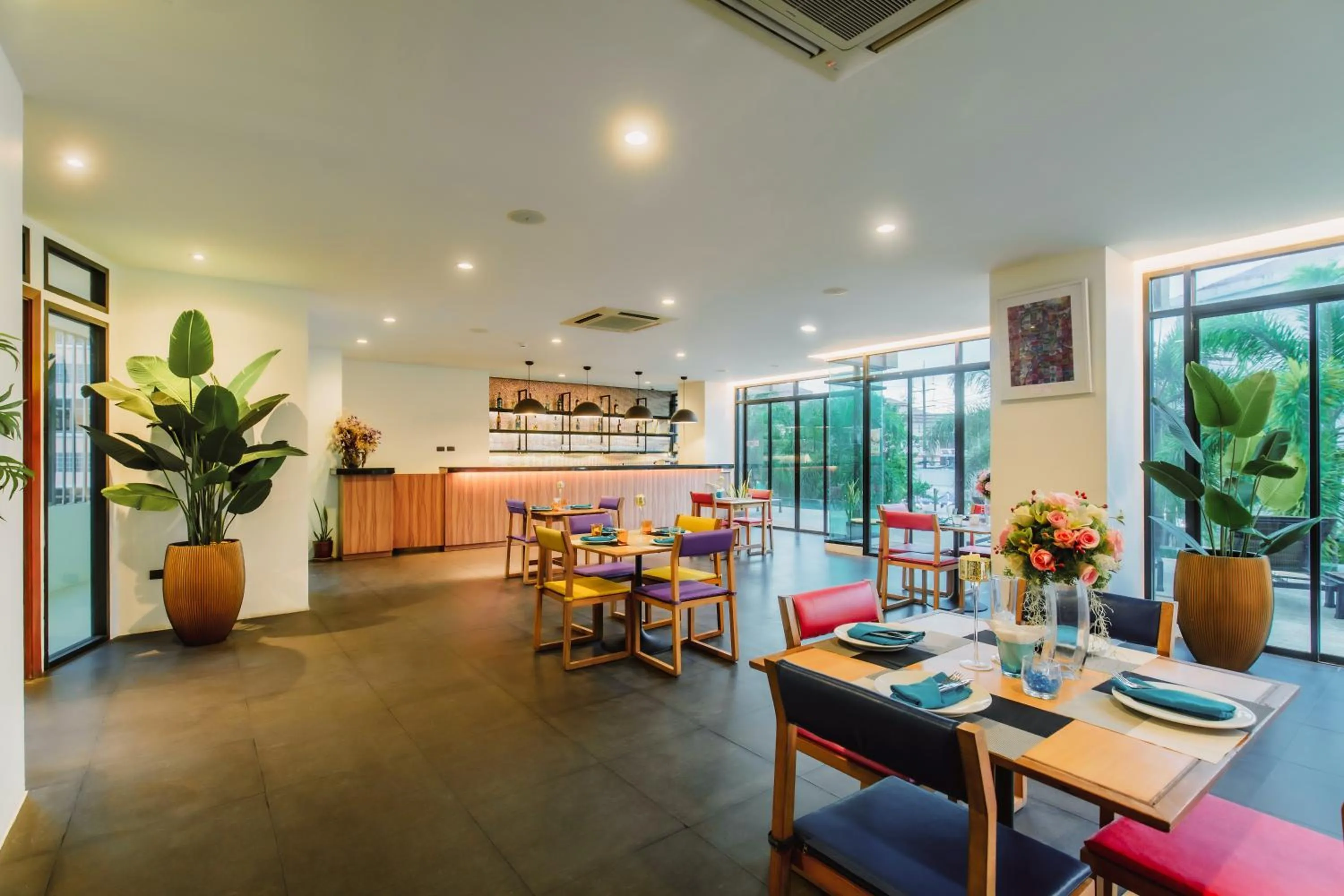 Restaurant/places to eat in The Lunar Patong