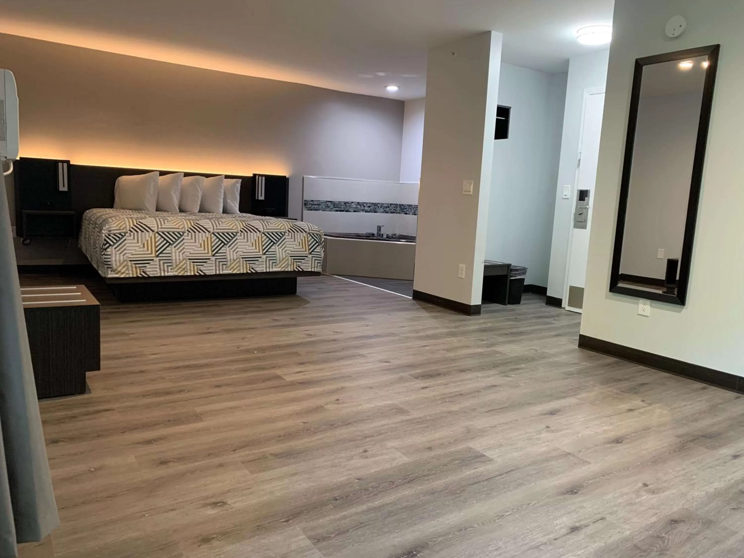 Photo of the whole room in Studio 6 Rockford