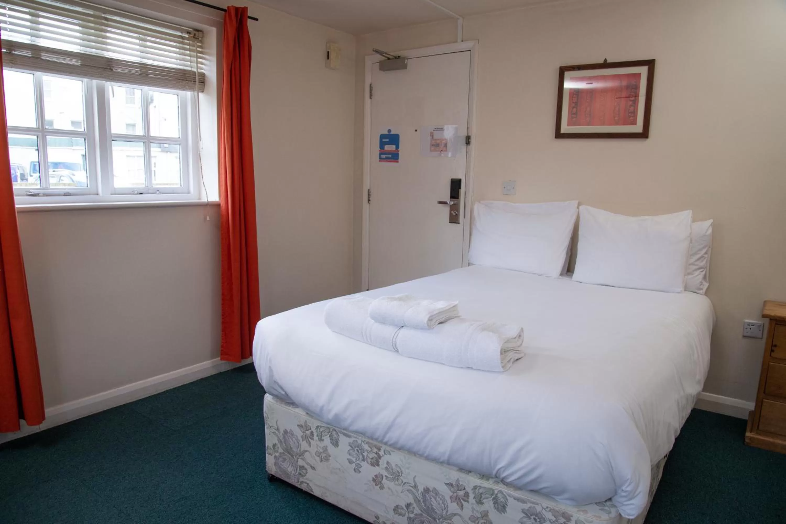 Bedroom, Bed in Royal Hotel, Bar & Grill