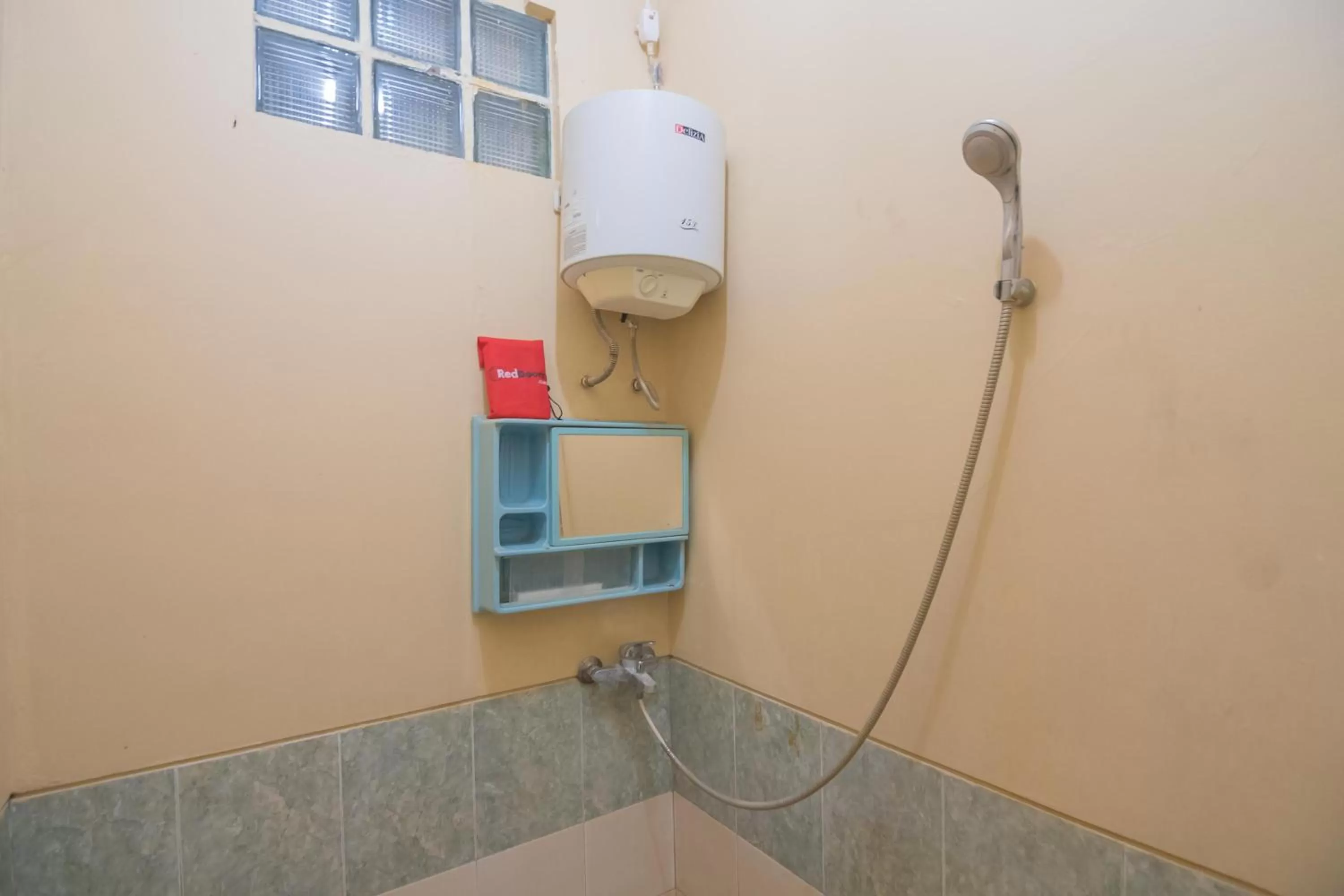 Bathroom in RedDoorz Syariah near Margahayu Raya