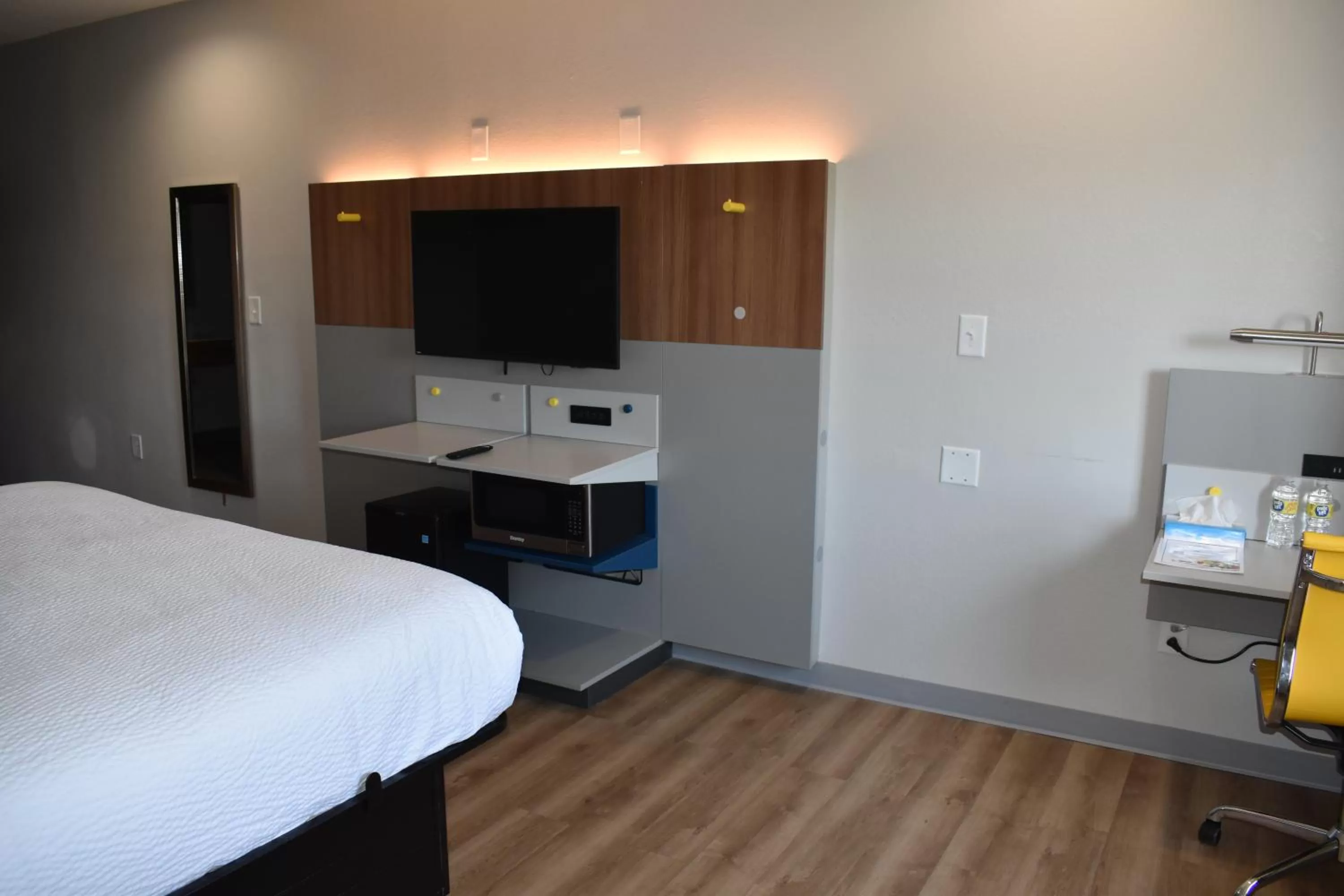 Living room, Bed in Microtel Inn & Suites by Wyndham Stockbridge/Atlanta I-75