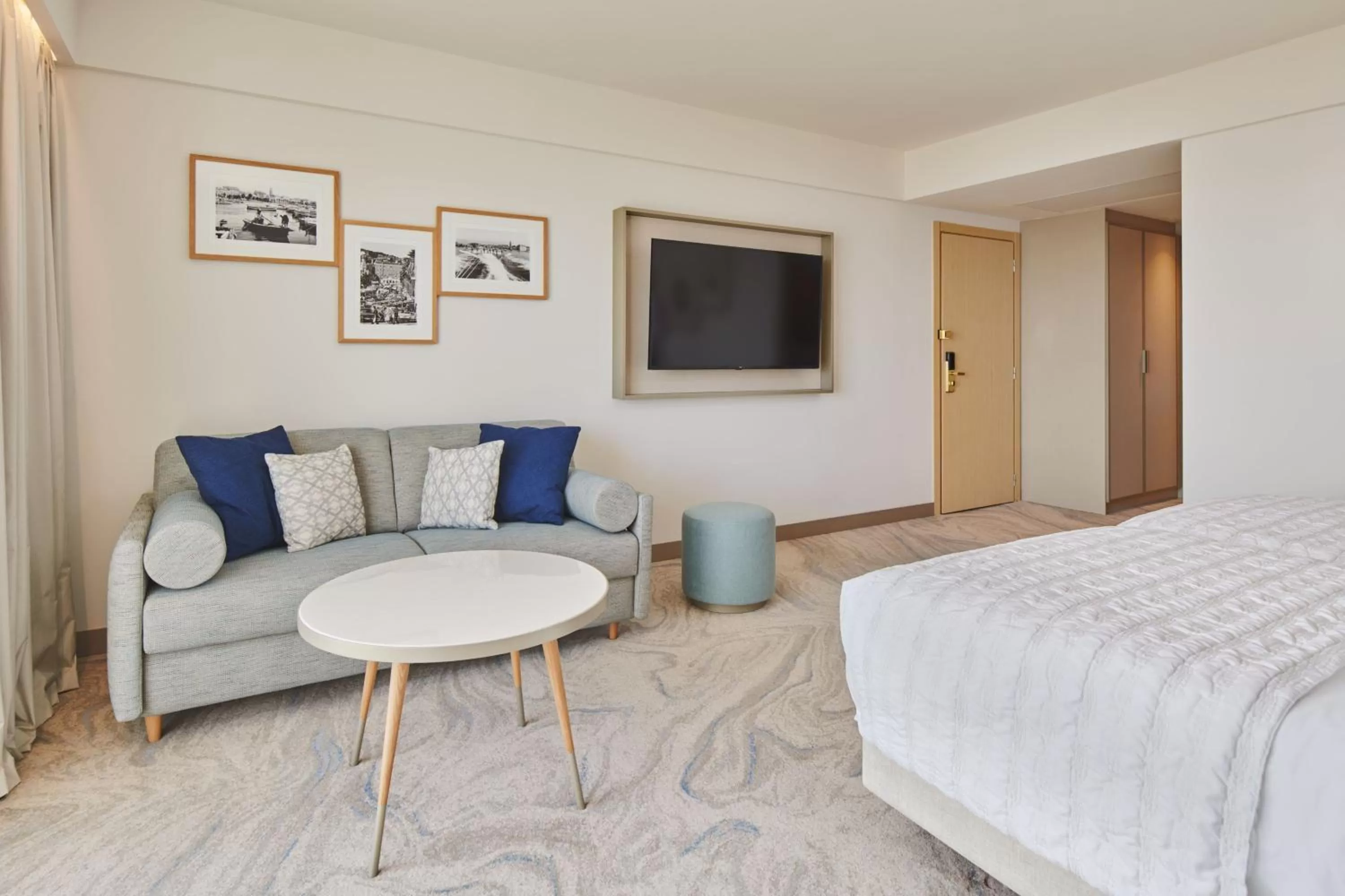 Photo of the whole room, Bed in Le Meridien Lav Split