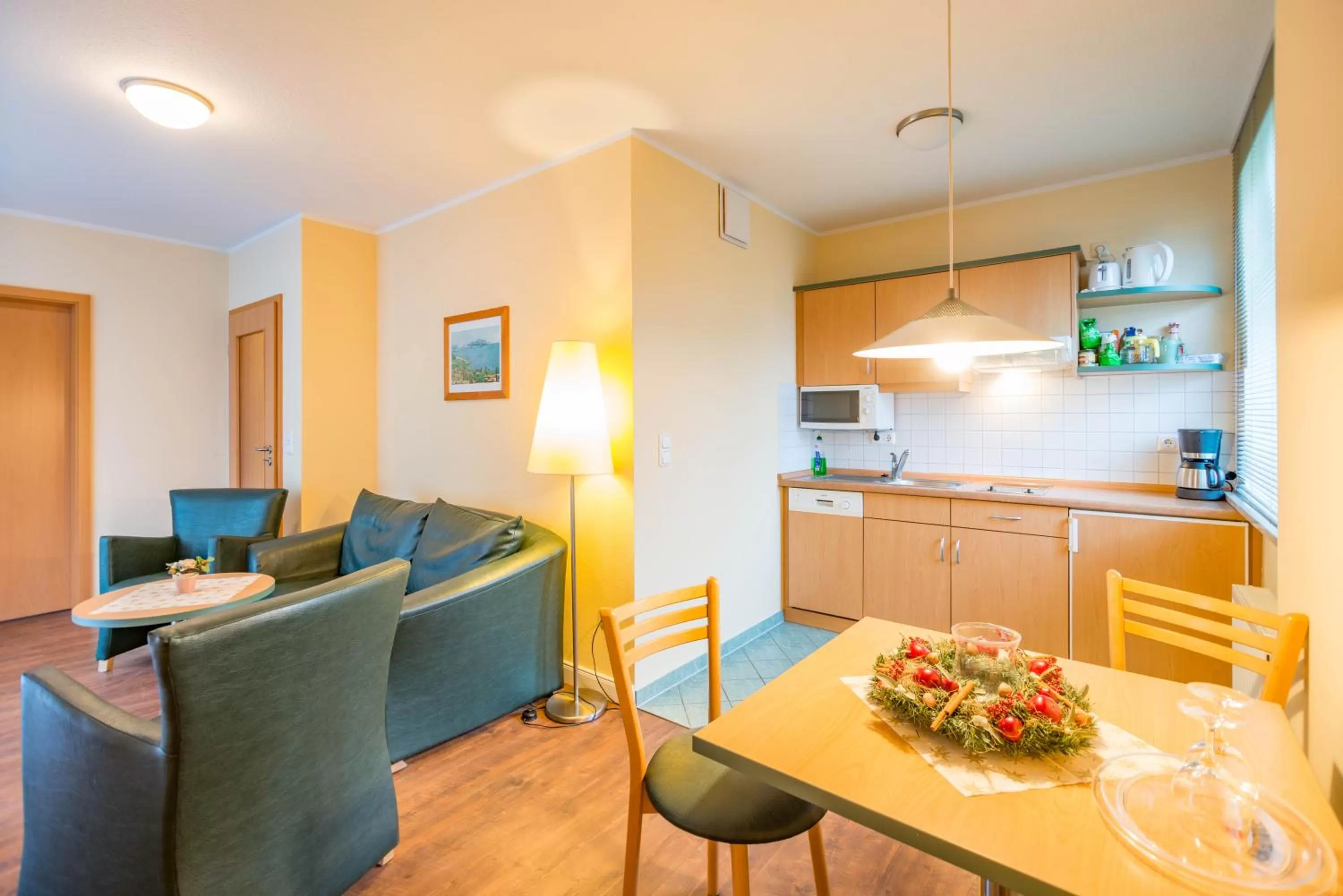 Photo of the whole room, Dining Area in Am Weststrand Apartmenthaus Waldeck